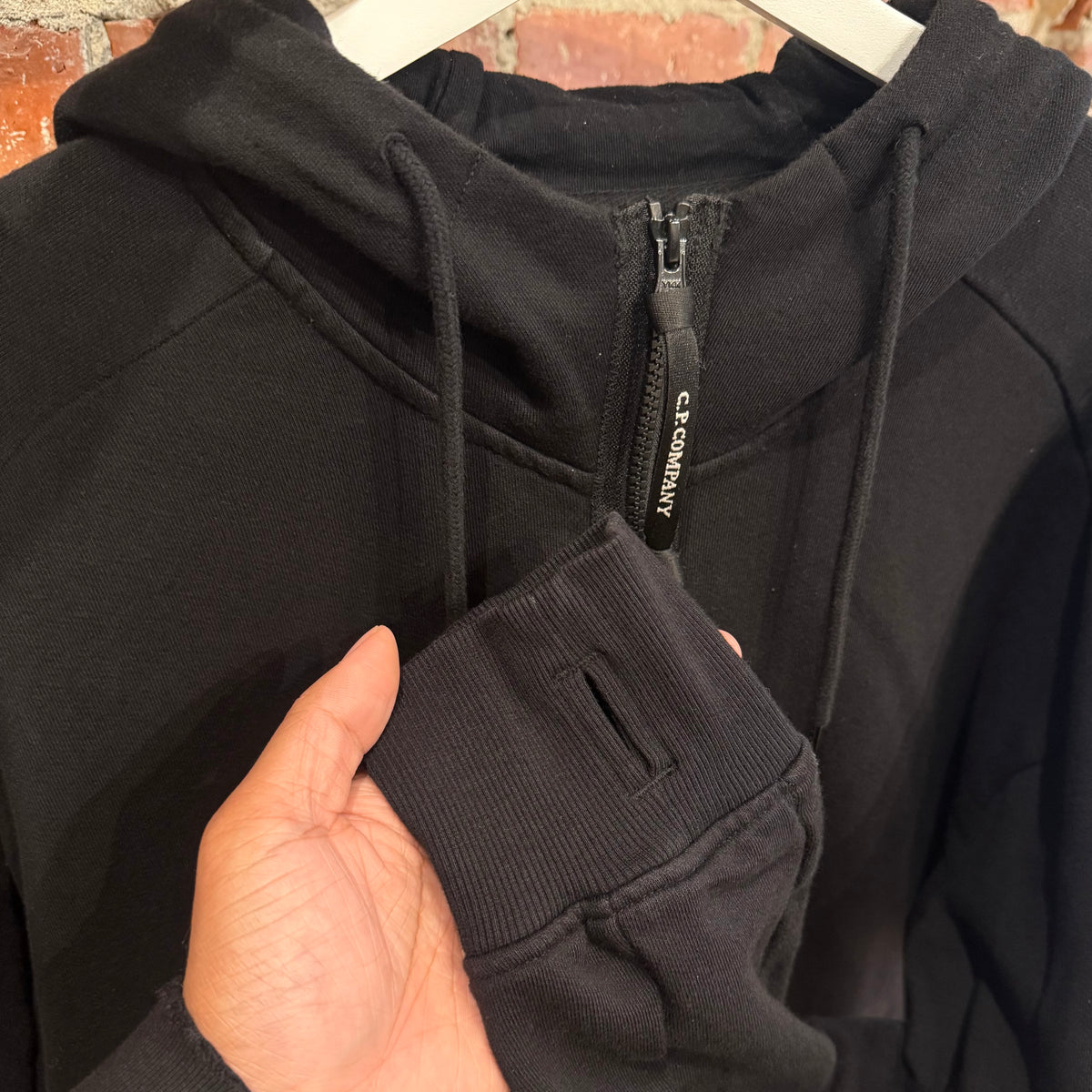 C.P. COMPANY DIAGONAL RAISED FLEECE GOGGLE ZIP HOODIE ‘BLACK’