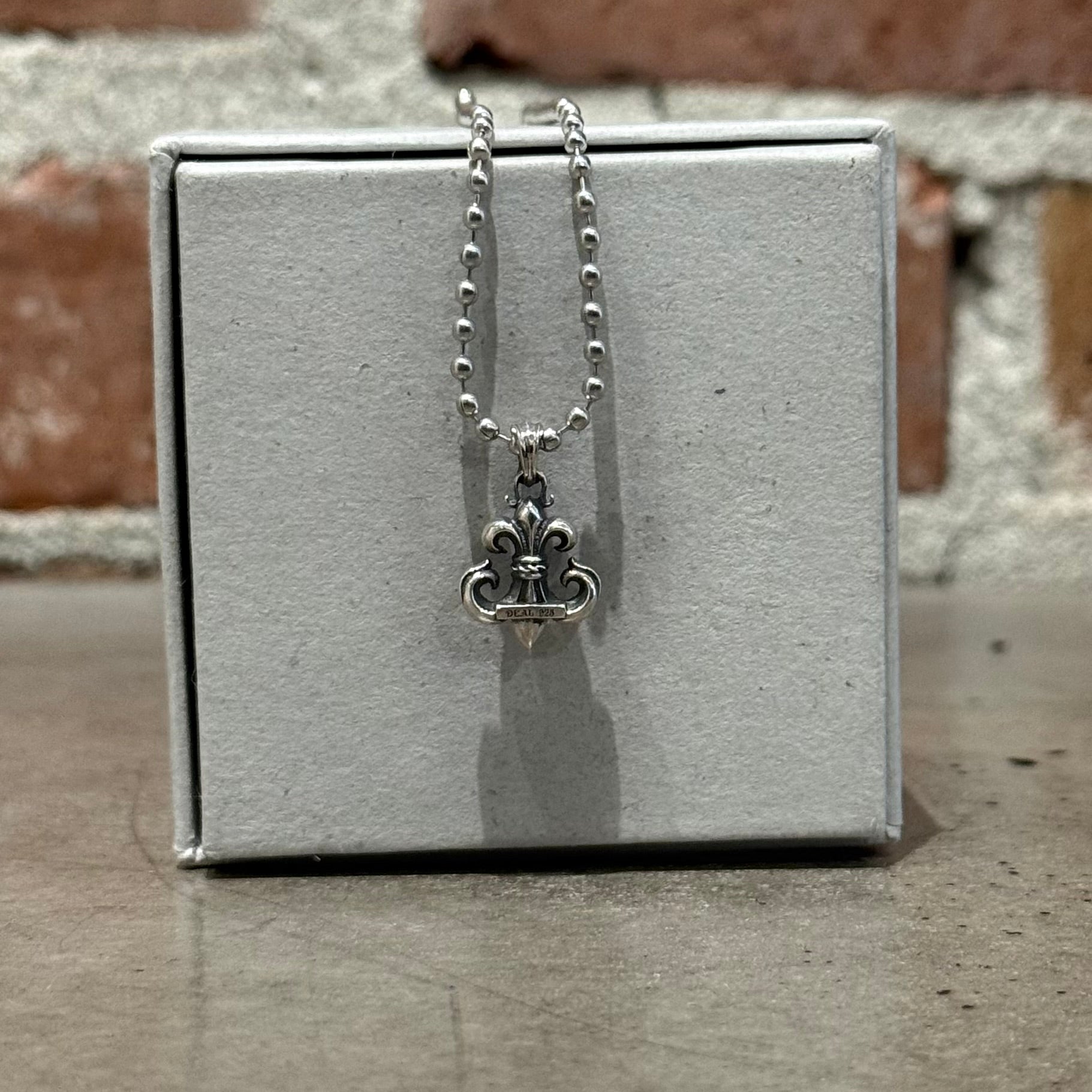 DEAL DESIGN LILY TOP FLEUR SML NECKLACE ‘SILVER’