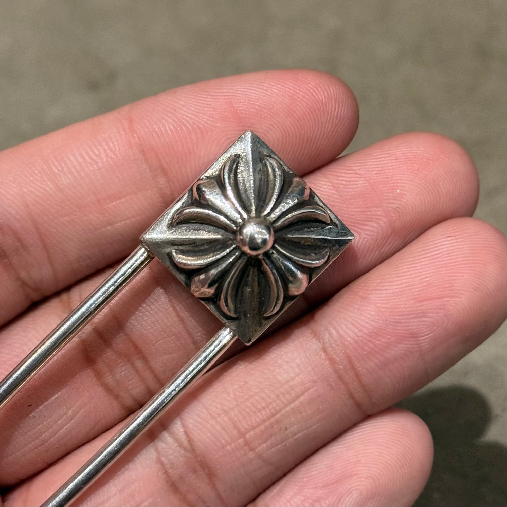 CHROME HEARTS PYRAMID PLUS LARGE SAFETY PIN ‘SILVER’