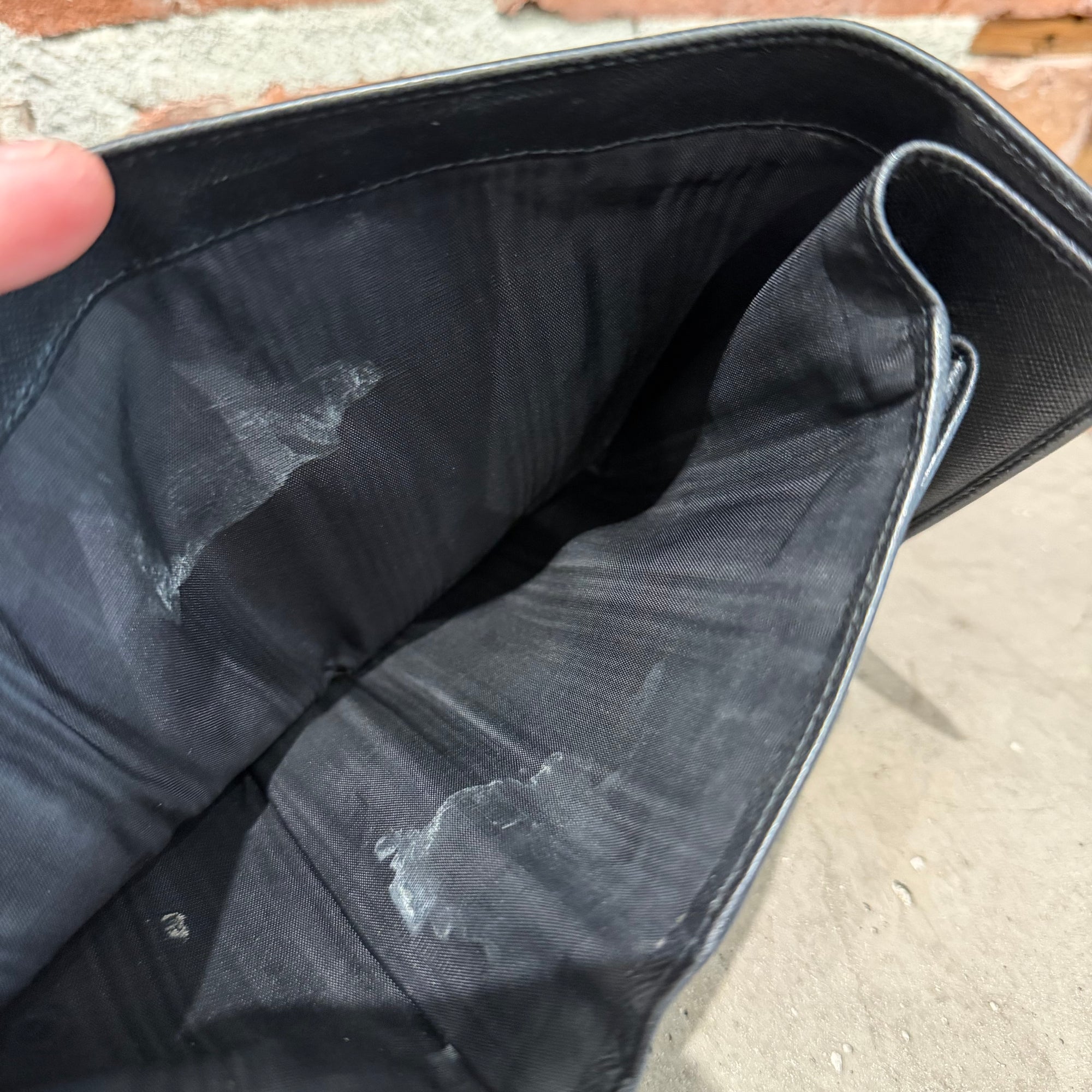 PRADA BADGE SNAP BIFOLD WALLET ‘BLACK’
