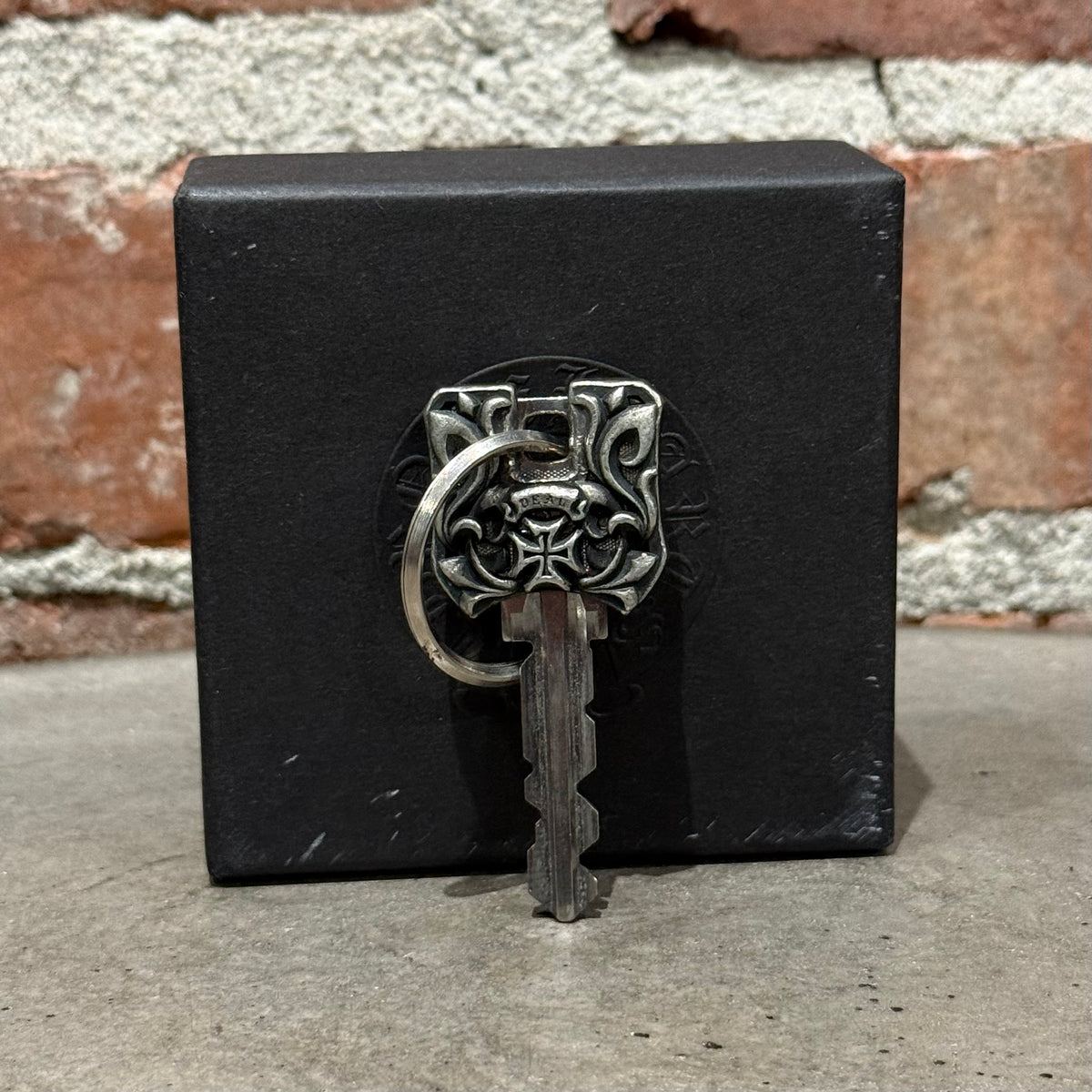 DEAL DESIGN KEY SHIELD KECHAIN ‘SILVER’