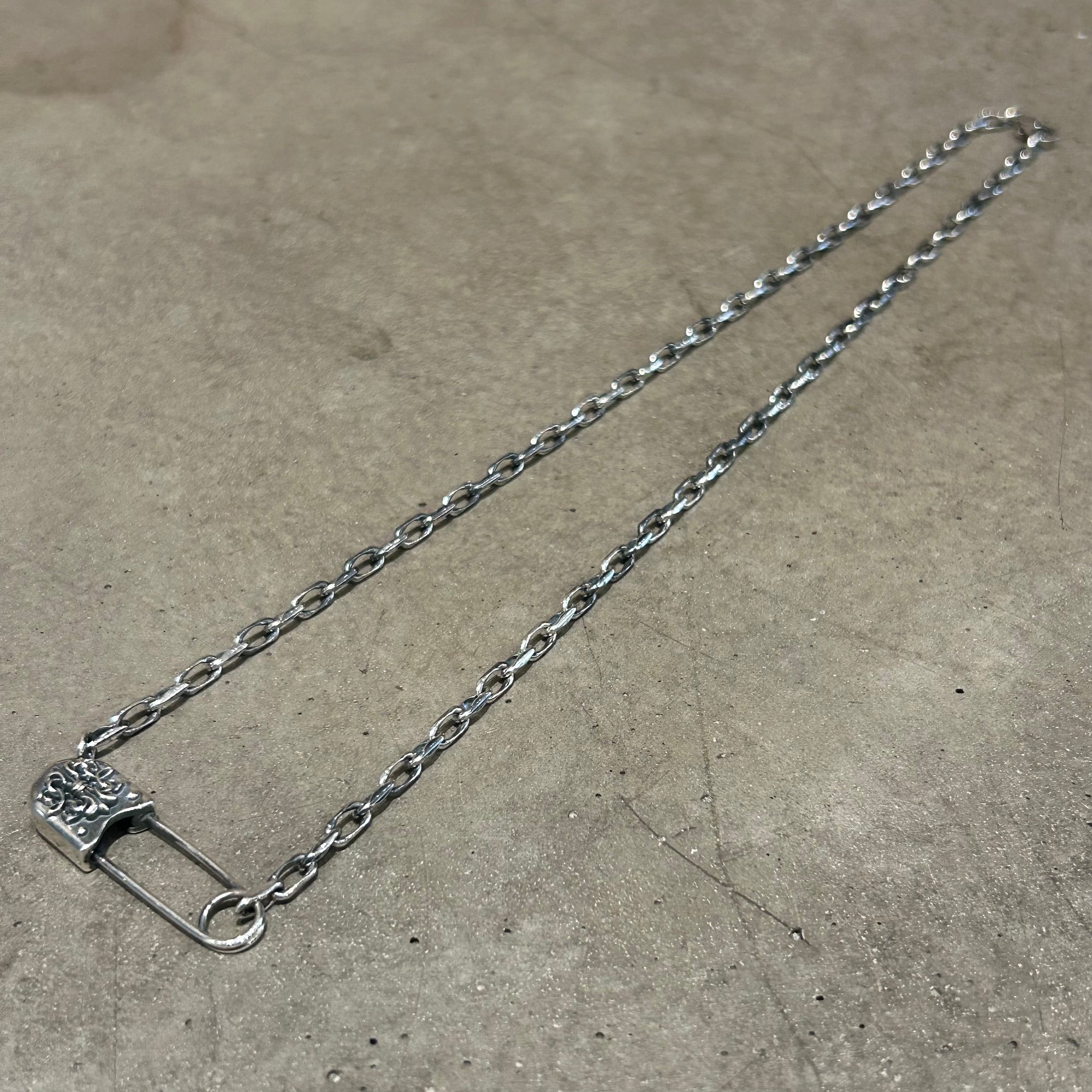 DEAL DESIGN SAFETY PIN NECKLACE ‘SILVER’