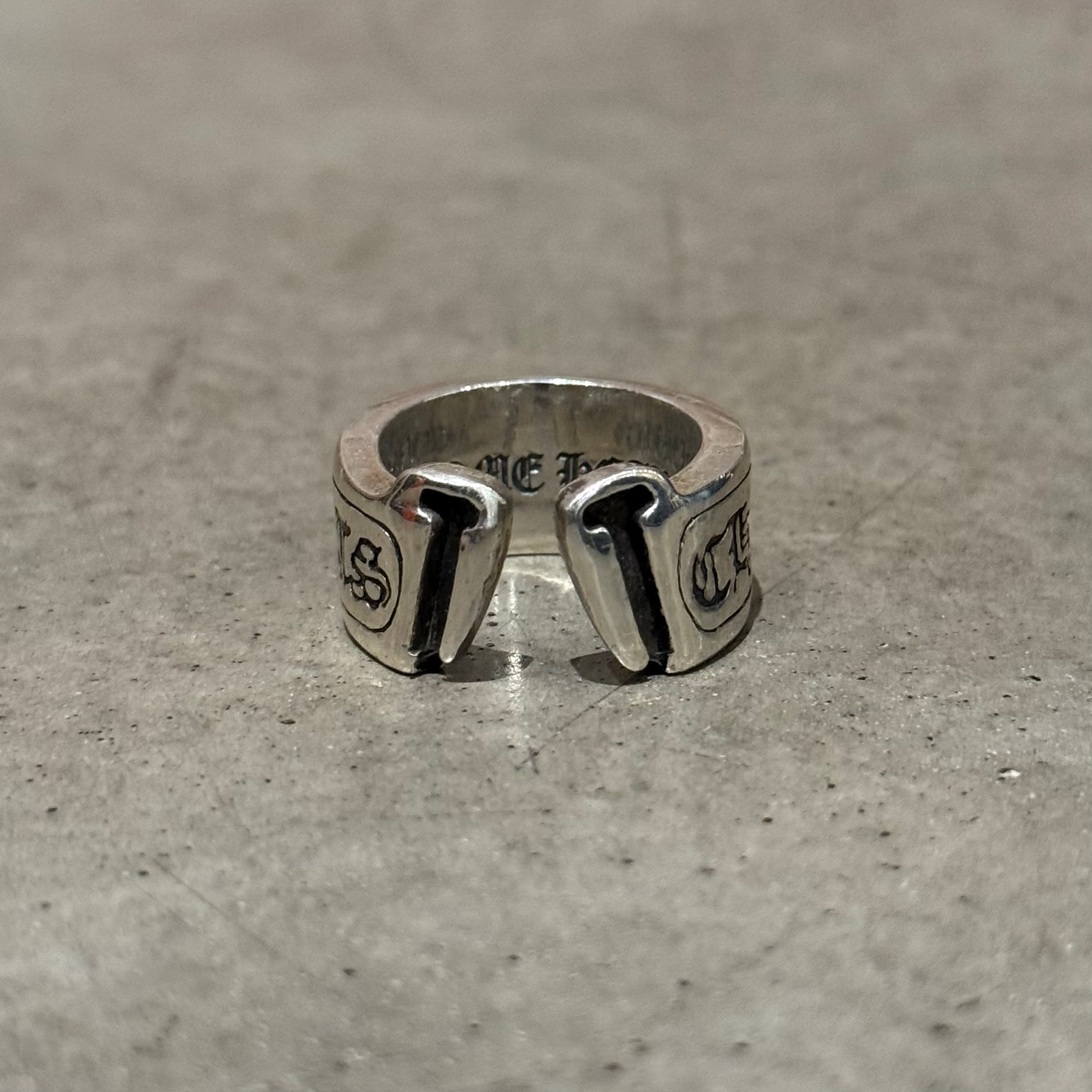 CHROME HEARTS LARGE SCROLL RING ‘SILVER’