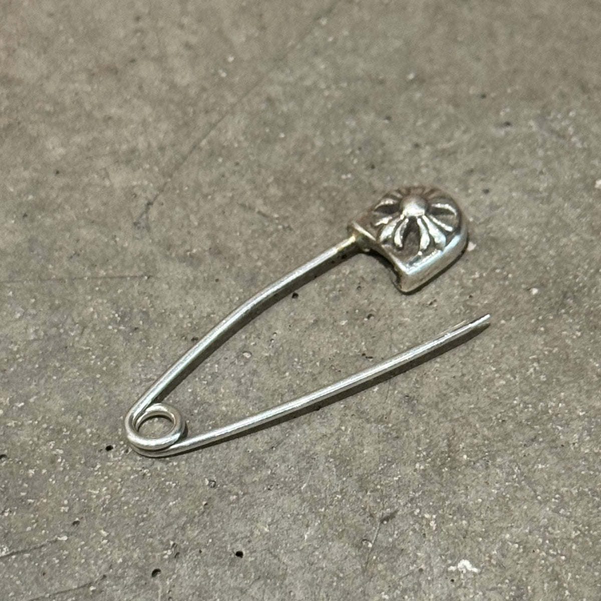 CHROME HEARTS SMALL SAFETY PIN ‘SILVER’