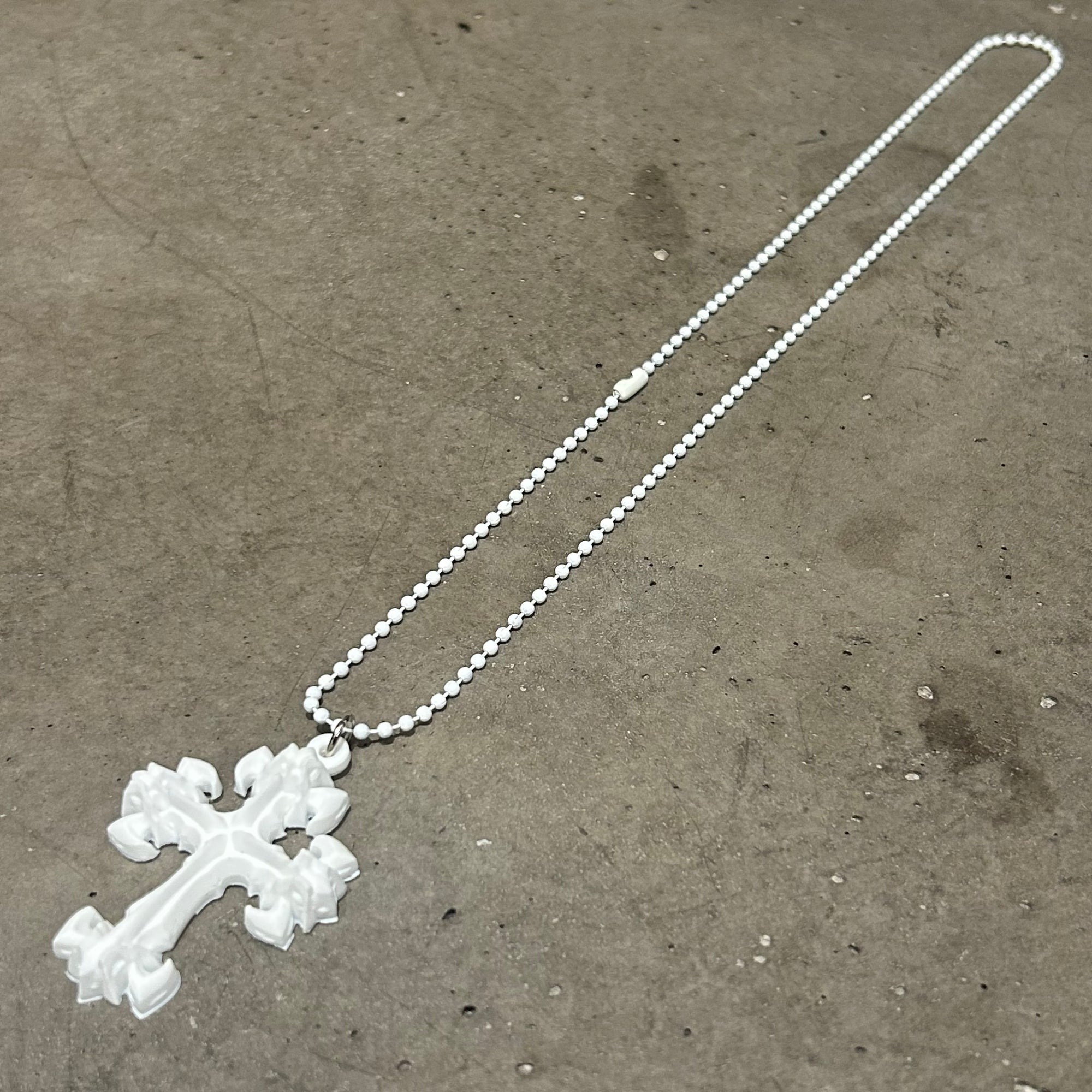 DEAL DESIGN SILICONE GL CROSS NECKLACE ‘WHITE’