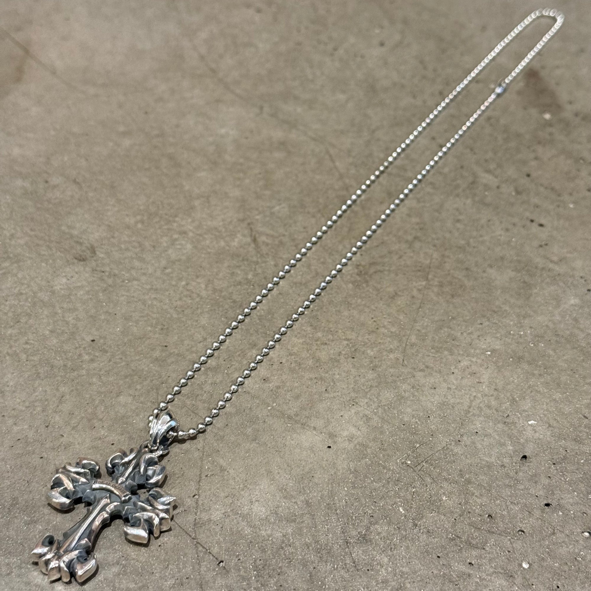DEAL DESIGN GL CROSS MED NECKLACE ‘SILVER’