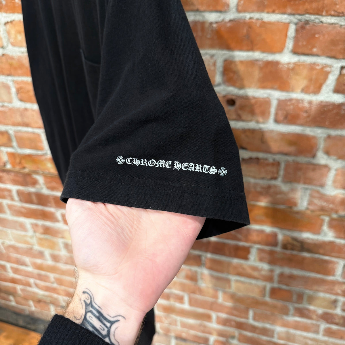 CHROME HEARTS SCRIPT COLLAR PRINT POCKET TEE ‘BLACK’
