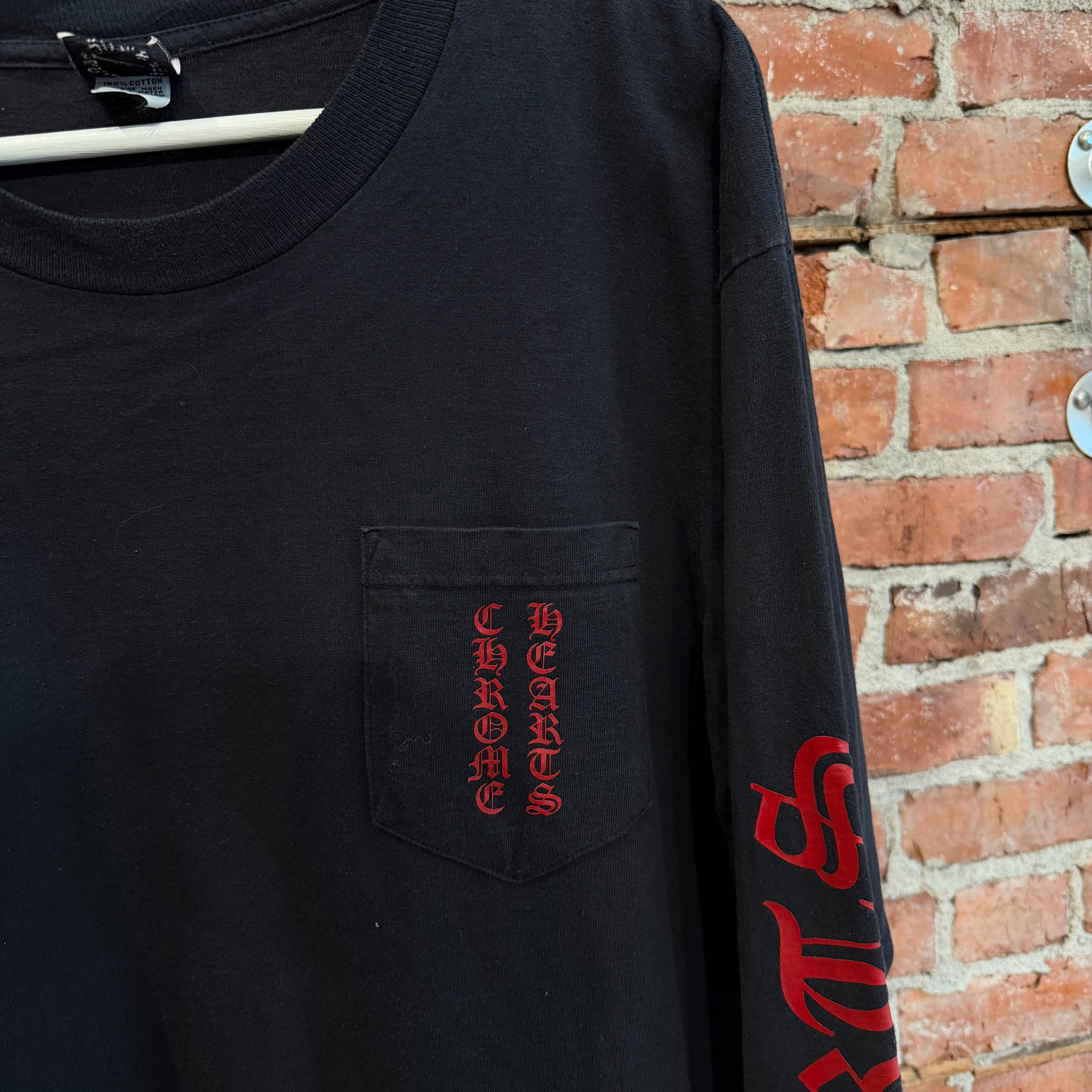 CHROME HEARTS VINTAGE SPELLOUT POCKET LONGSLEEVE ‘BLACK/RED’