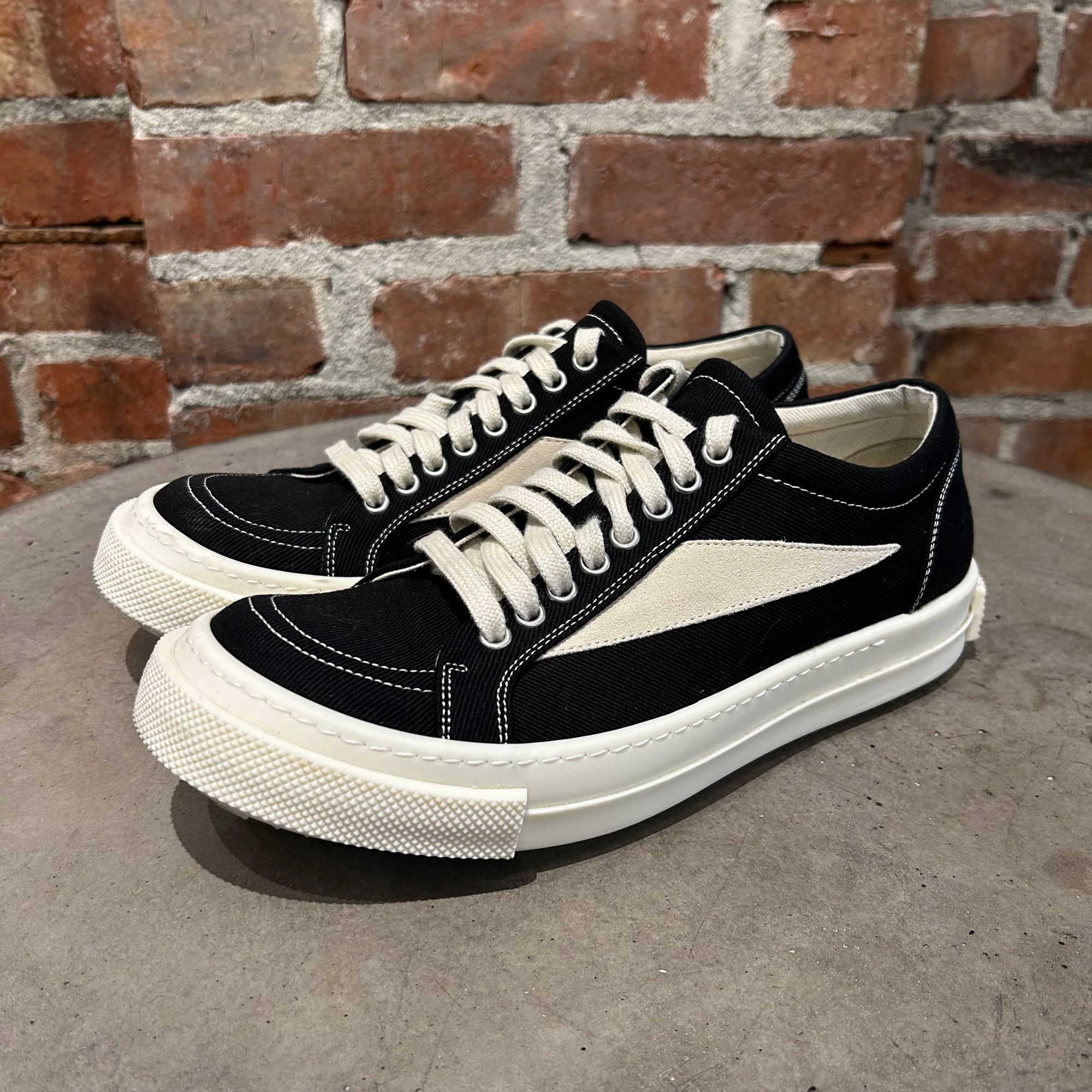 RICK OWENS SS26 TEMPLE VINTAGE LOW SNEAKERS ‘BLACK’