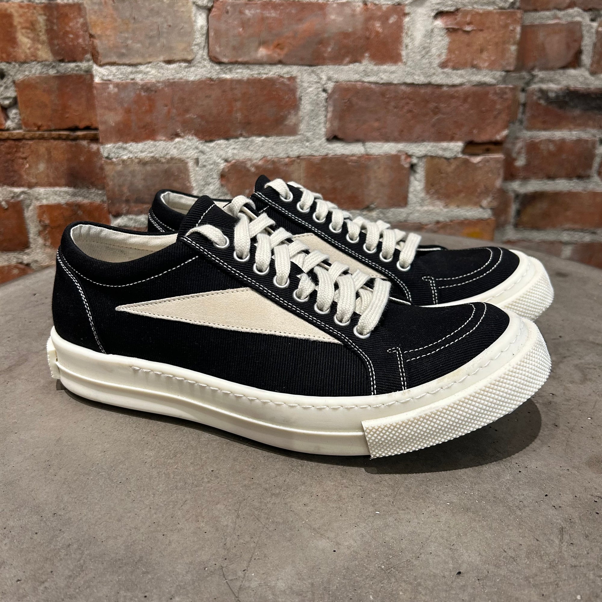 RICK OWENS SS26 TEMPLE VINTAGE LOW SNEAKERS ‘BLACK’