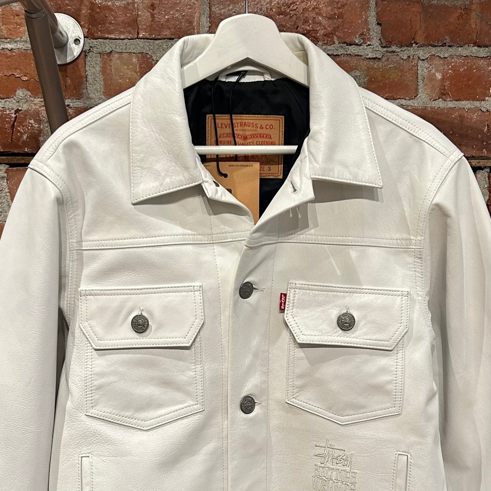 STUSSY X LEVI’S LEATHER TRUCKER JACKET ‘WHITE’