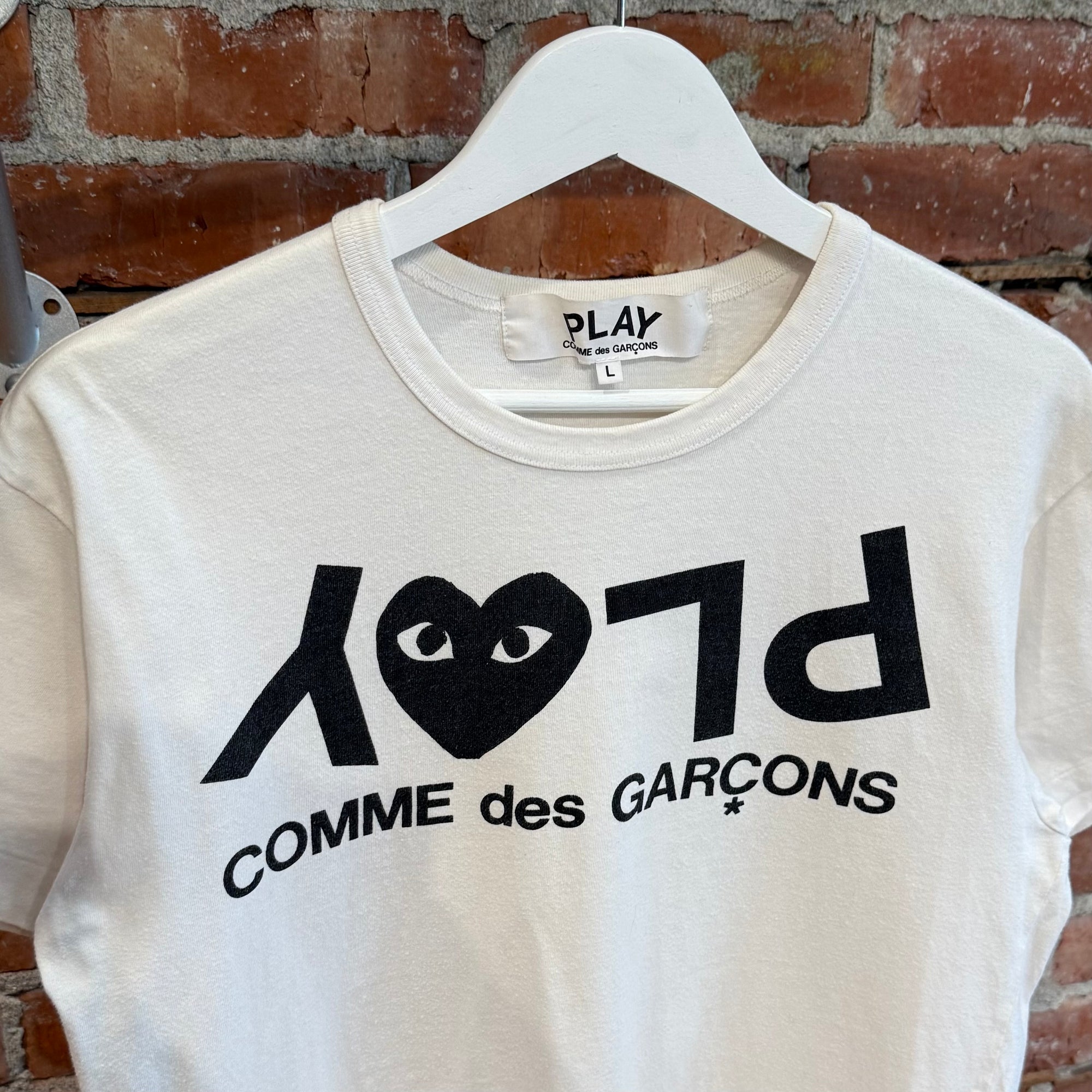 COMME DES GARÇON PLAY REVERSE LOGO TEE ‘WHITE’