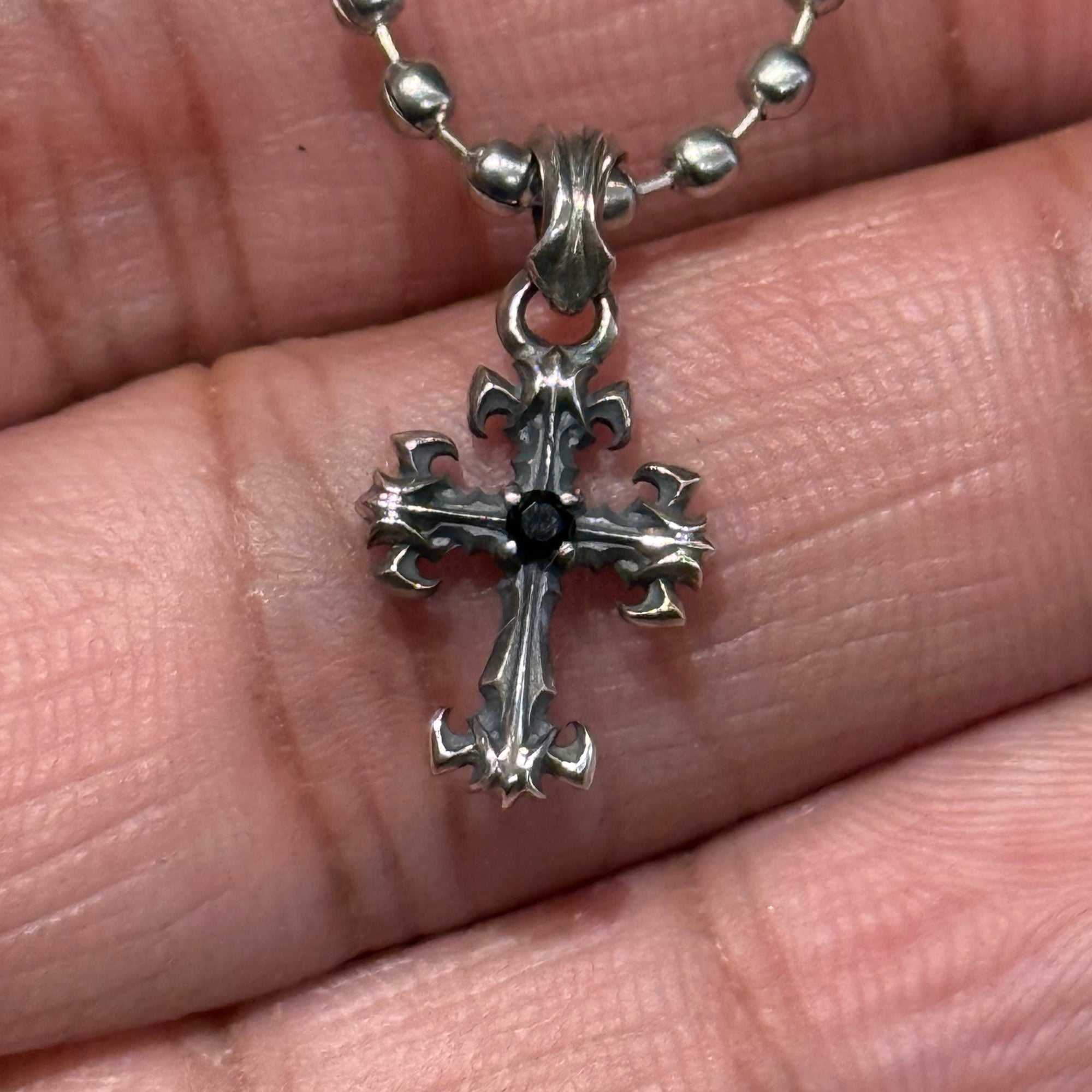 DEAL DESIGN GL CROSS XXS ONYX NECKLACE ‘SILVER’