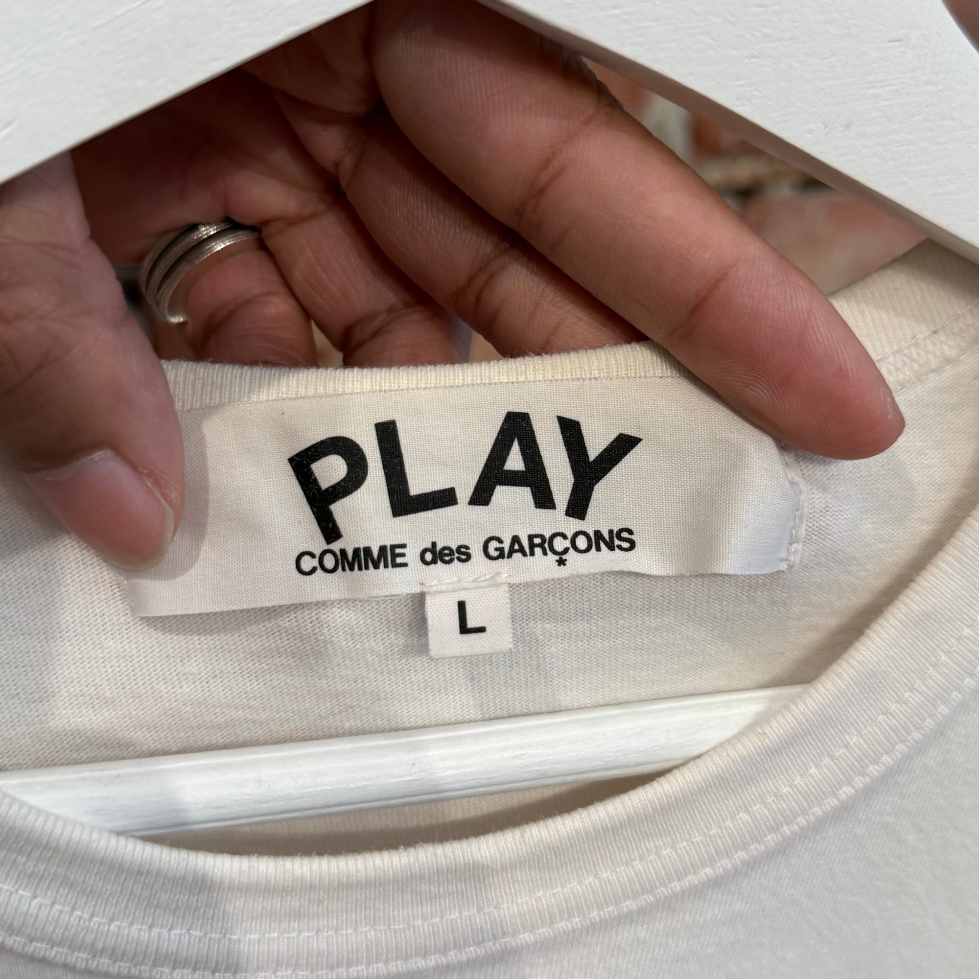 COMME DES GARÇON PLAY REVERSE LOGO TEE ‘WHITE’