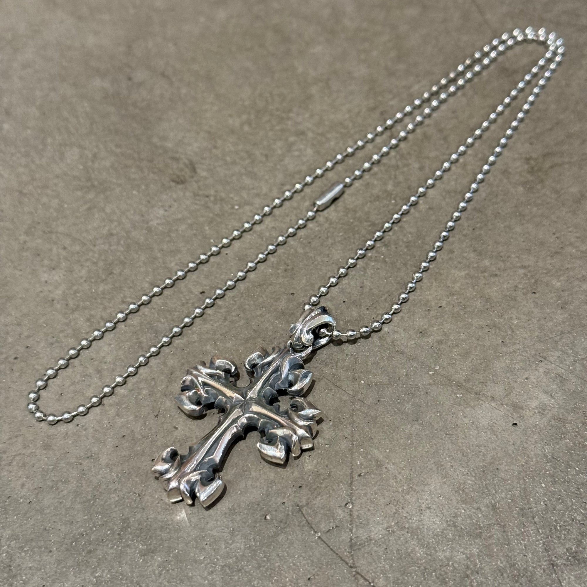 DEAL DESIGN GL CROSS MED NECKLACE ‘SILVER’