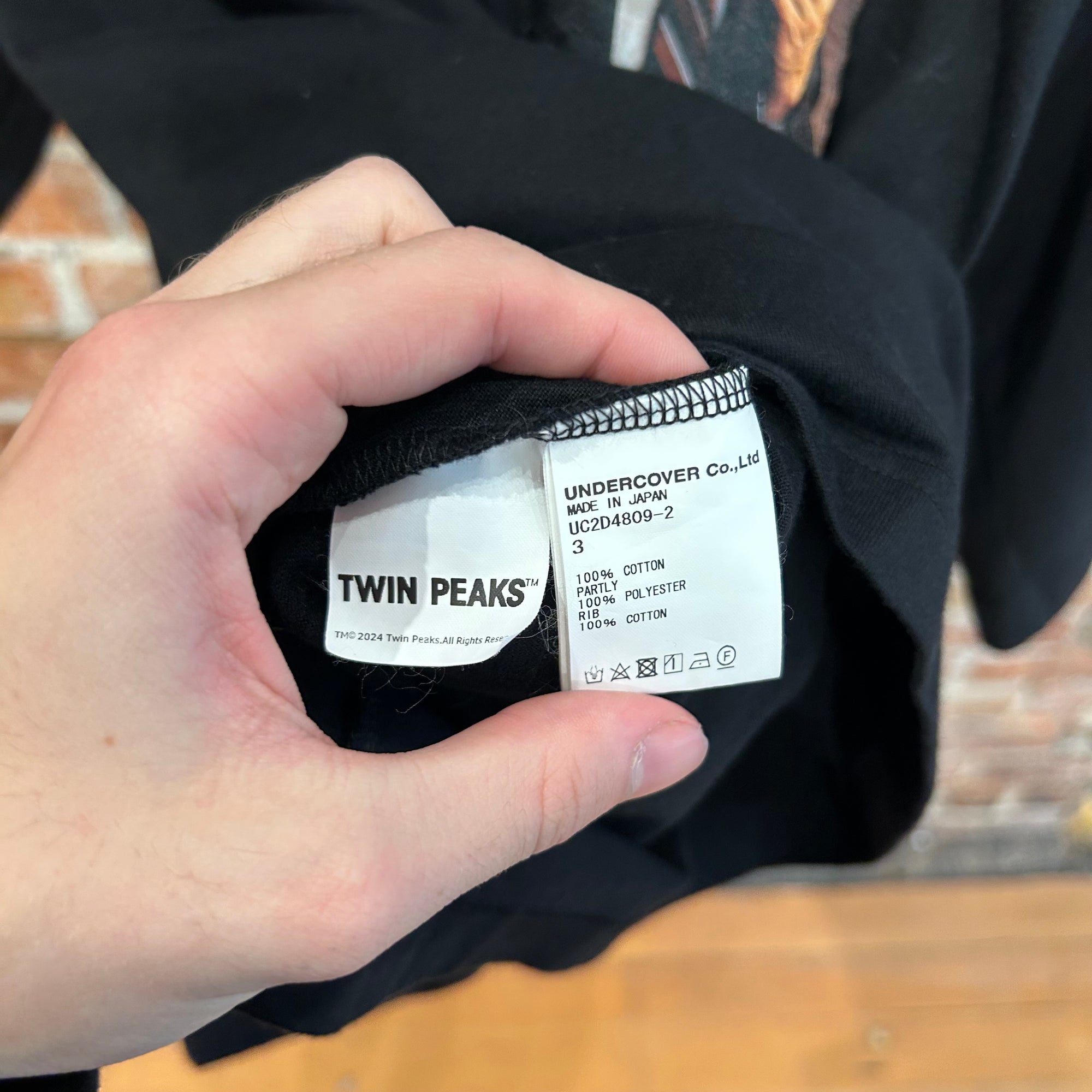 UNDERCOVER AW24 TWIN PEAKS PHOTO PATCH TEE ‘BLACK’