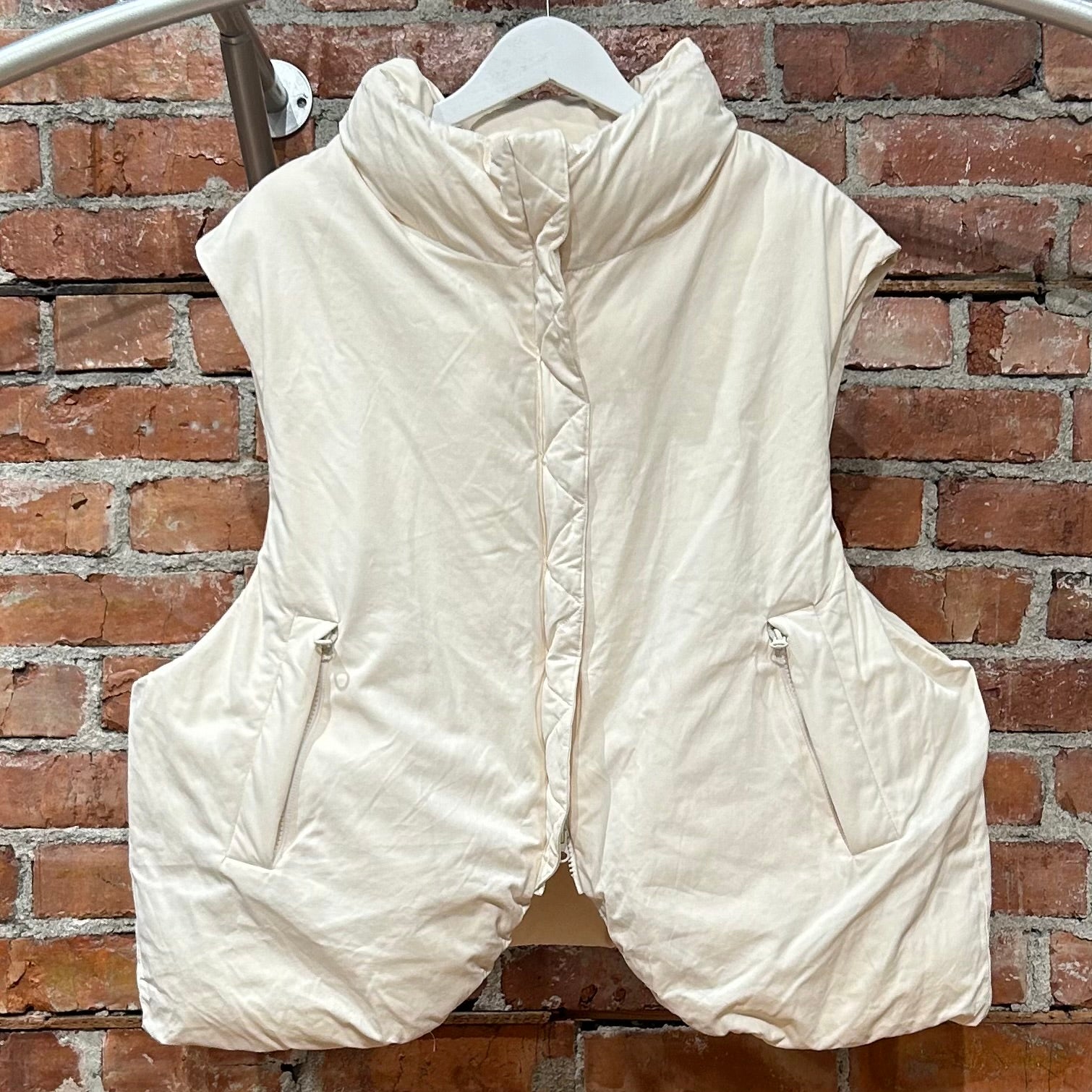 HYEIN SEO REVERSIBLE PADDED PUFFER VEST ‘CREAM’