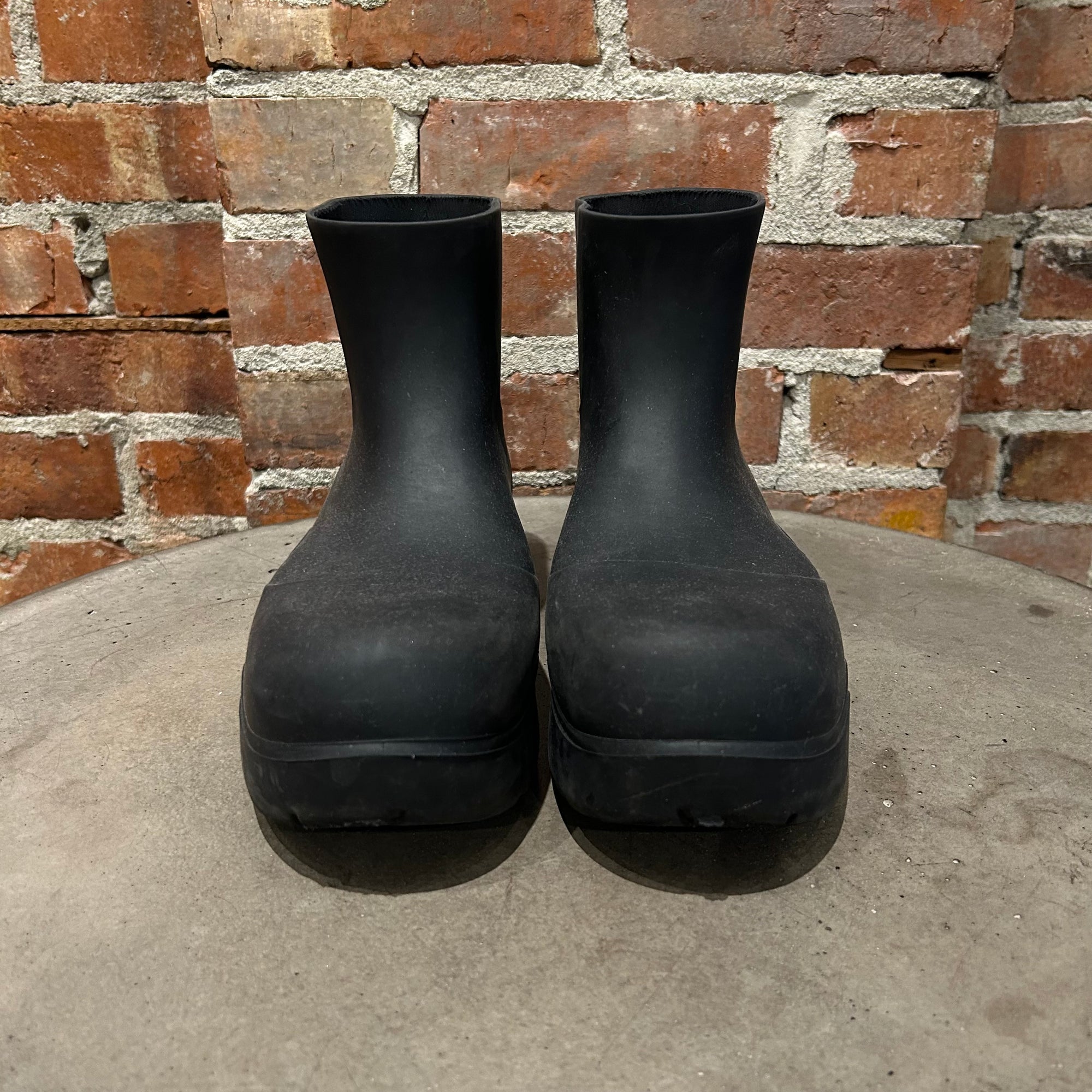 BOTTEGA VENETA PUDDLE BOOTS ‘BLACK’
