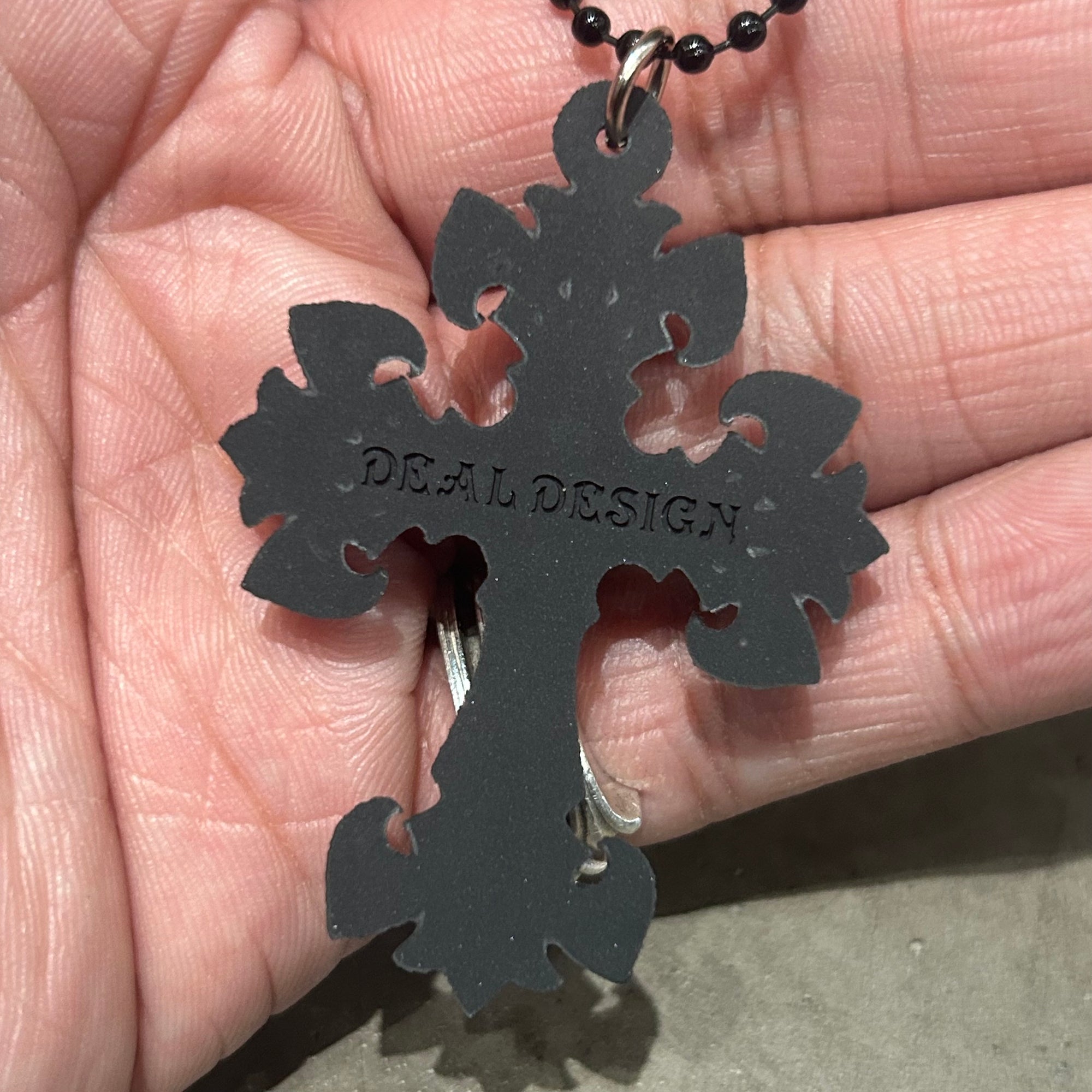 DEAL DESIGN SILICONE GL CROSS NECKLACE ‘BLACK’