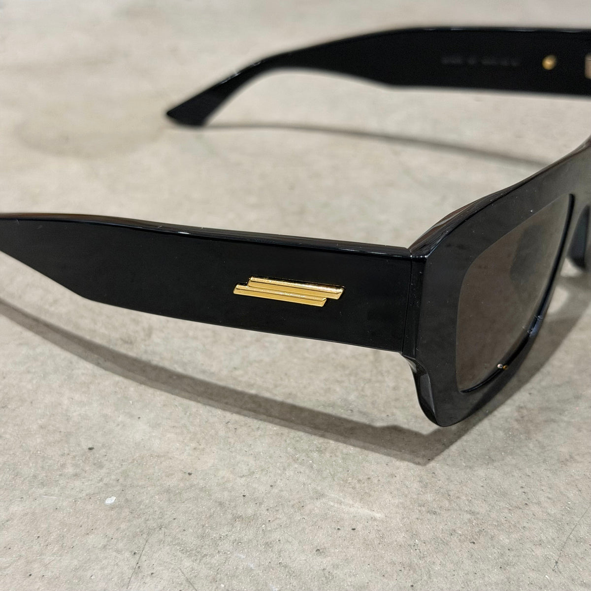BOTTEGA VENETA BV1357S SQUARE FRAME SUNGLASSES ‘BLACK’