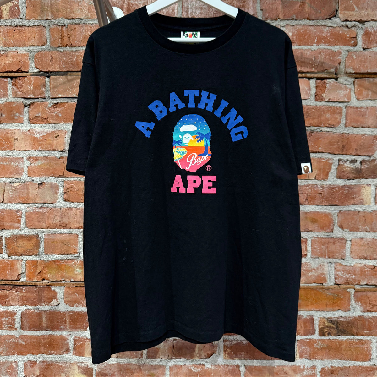 BAPE COLLEGIATE VACATION TEE ‘BLACK’