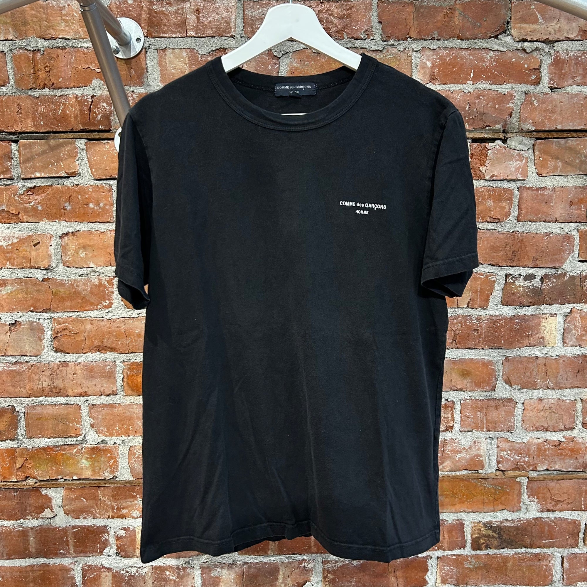 COMME DES GARCONS HOMME AD2018 MINI LOGO TEE ‘BLACK’