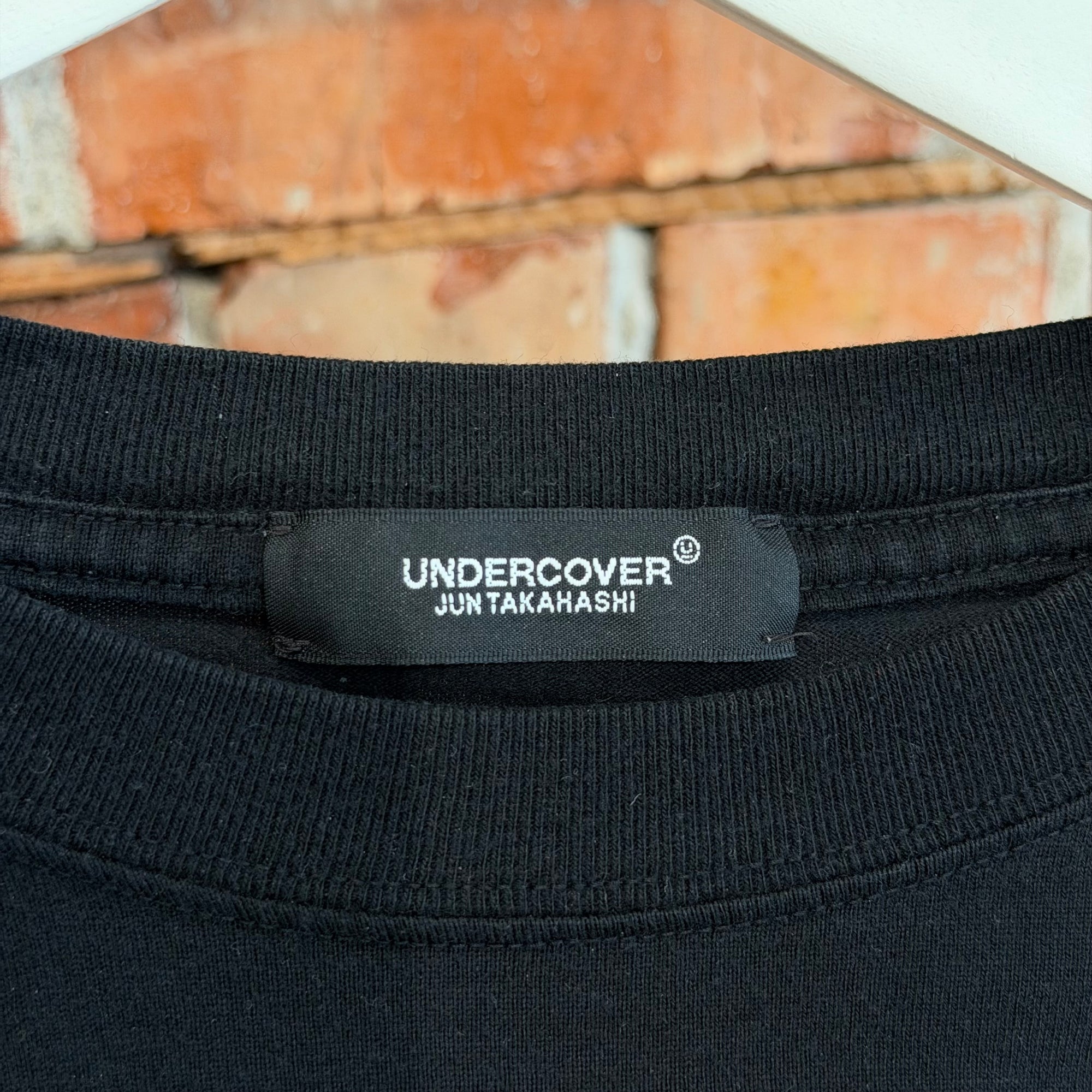 UNDERCOVER FIGHT WAR NOT WARS TEE ‘BLACK’