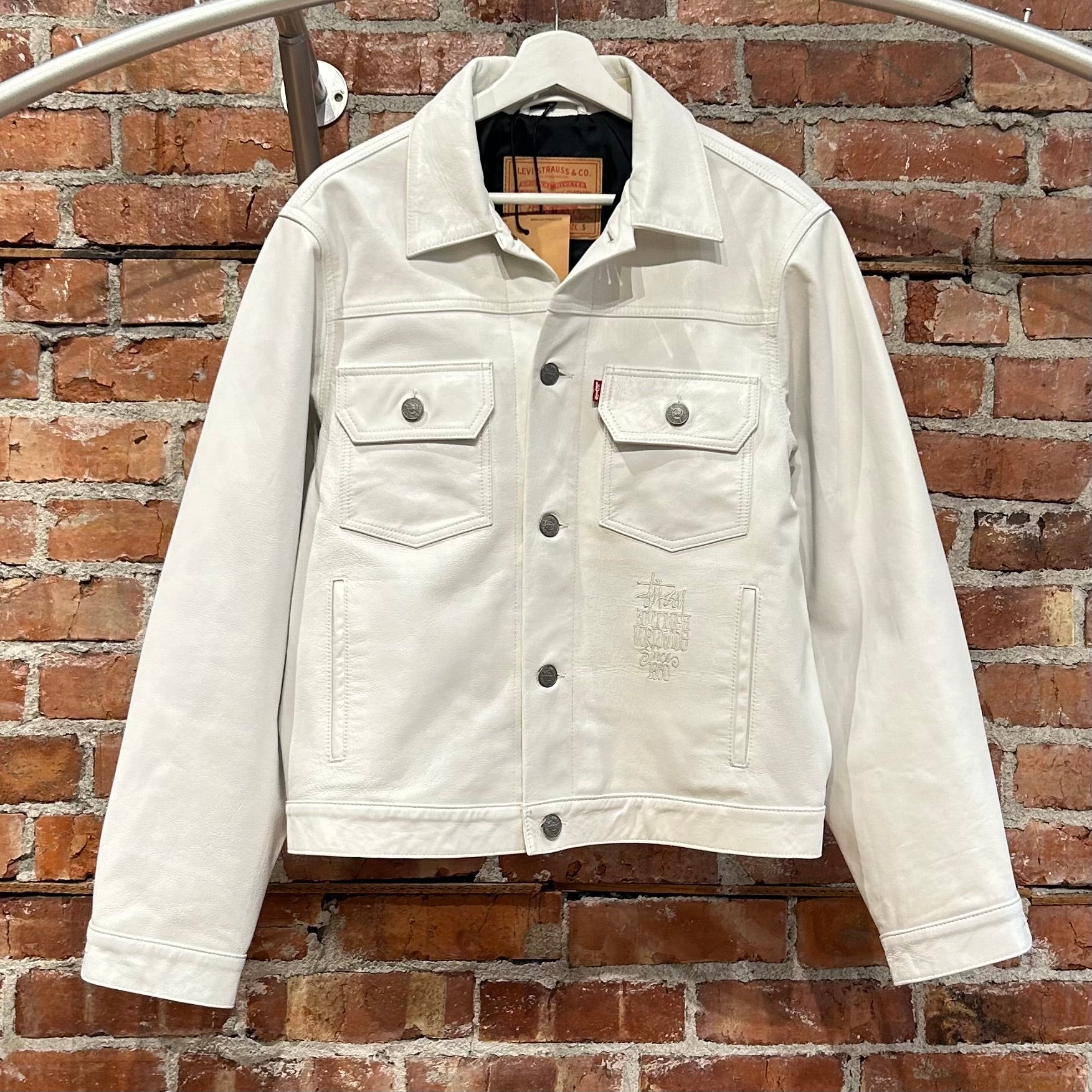 STUSSY X LEVI’S LEATHER TRUCKER JACKET ‘WHITE’