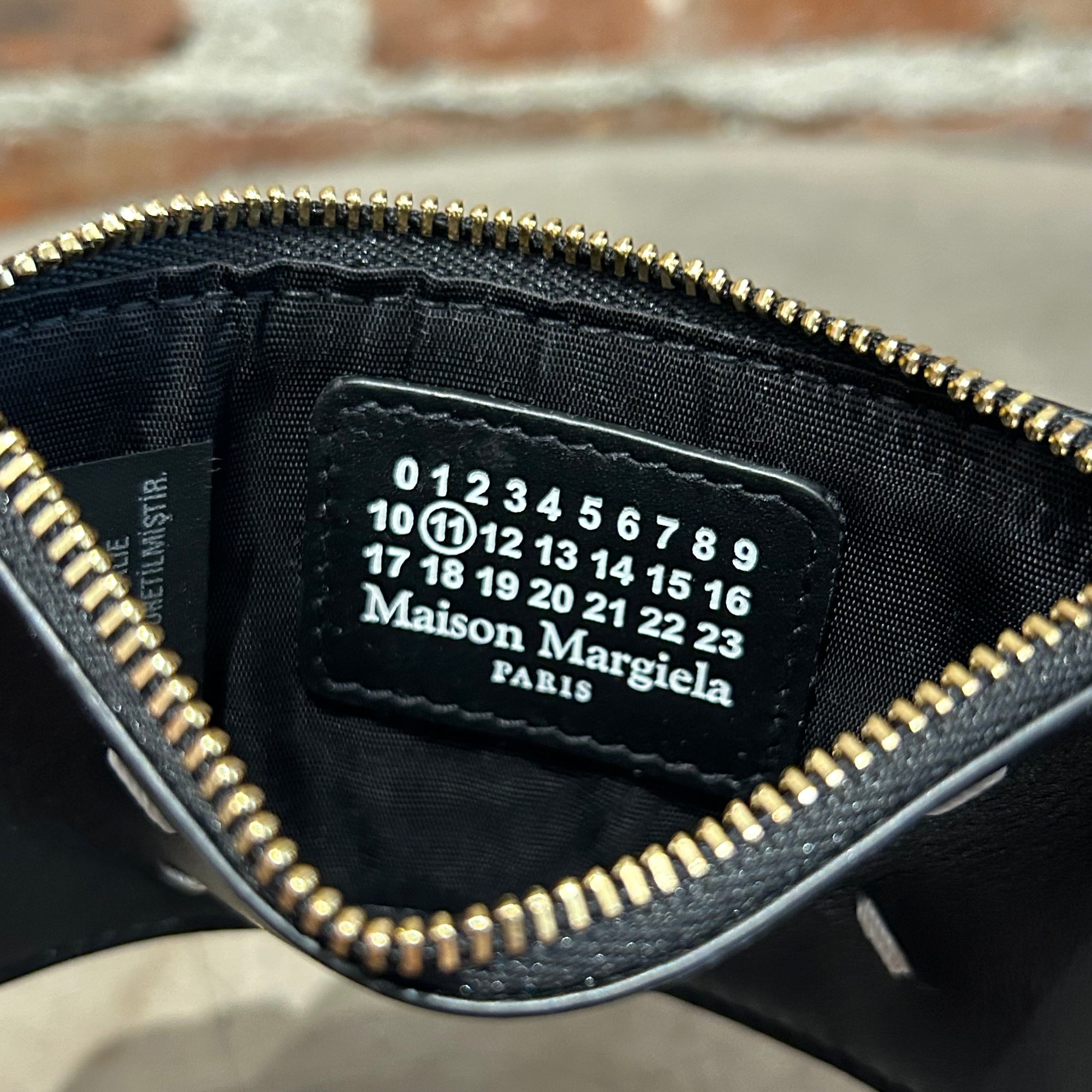 MAISON MARGIELA FOUR STITCH ZIP CARD HOLDER ‘BLACK’