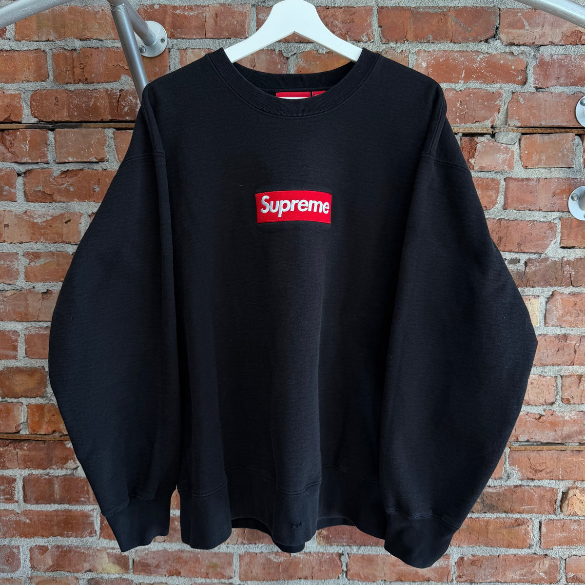 SUPREME FW22 BOX LOGO CREWNECK ‘BLACK/RED’