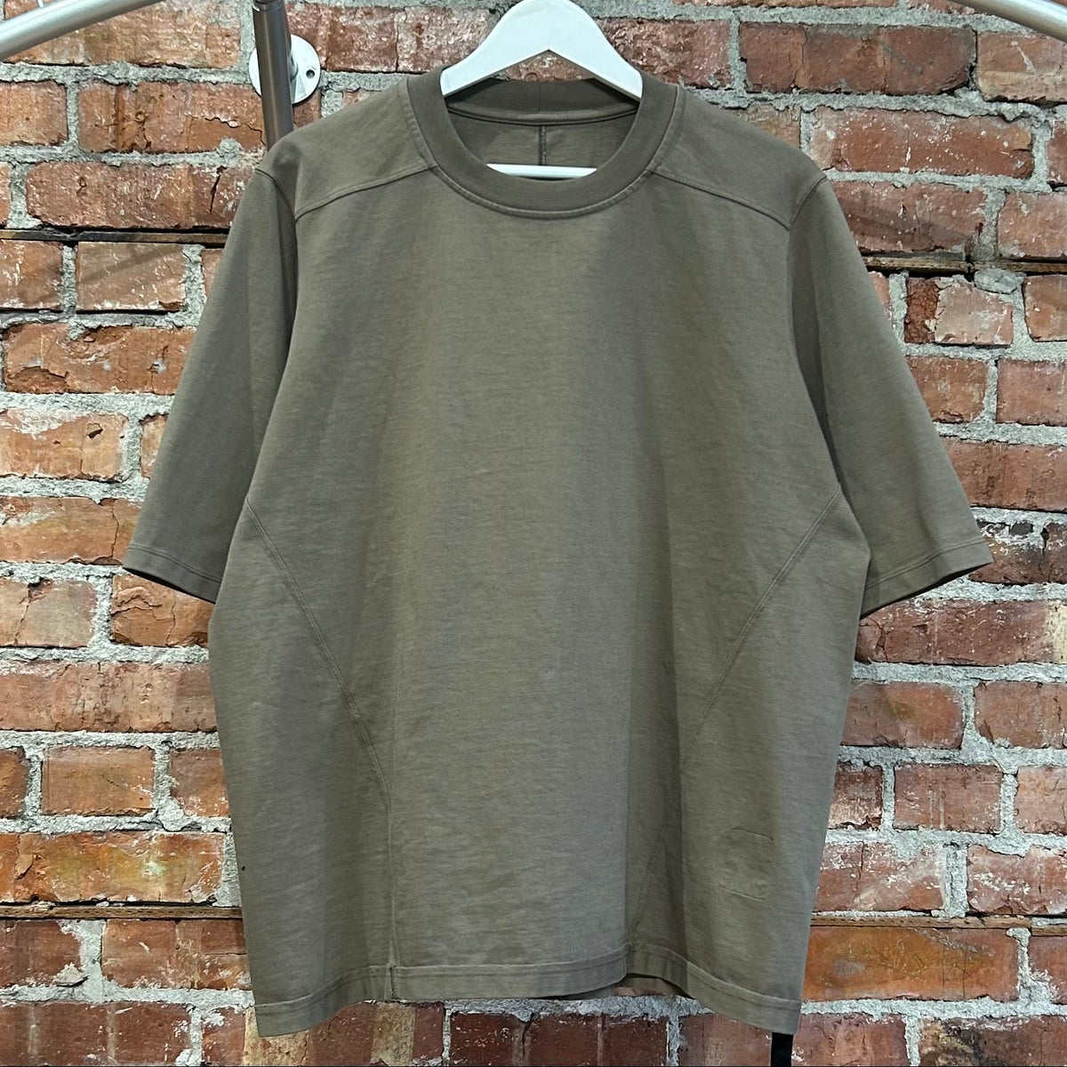 RICK OWENS SS25 HOLLYWOOD DRKSHDW WALRUS CUT TEE ‘DUST’