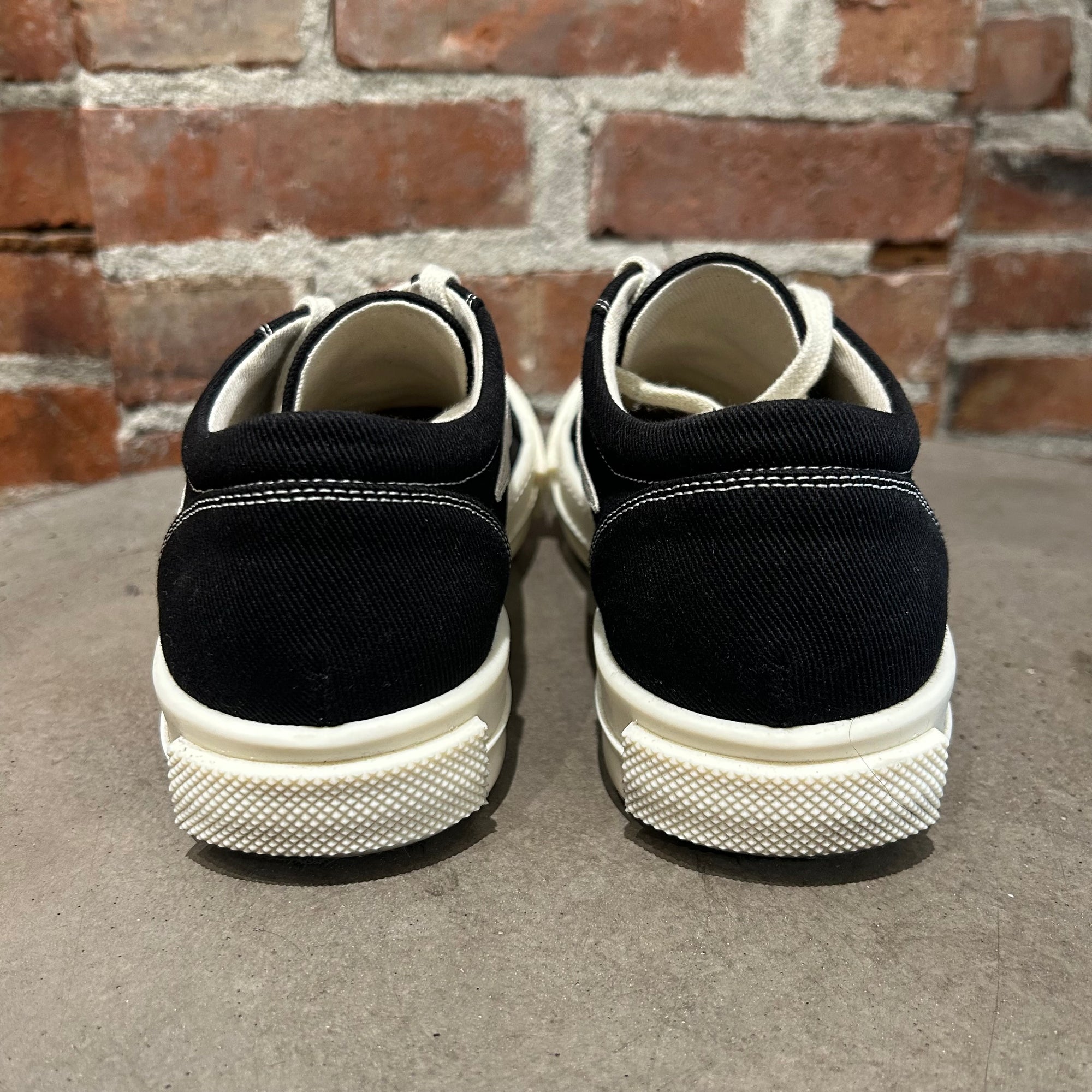 RICK OWENS SS26 TEMPLE VINTAGE LOW SNEAKERS ‘BLACK’
