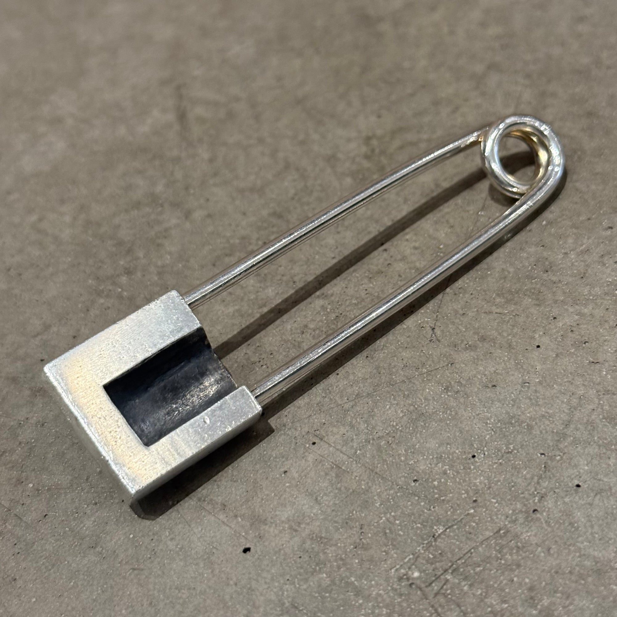 CHROME HEARTS PYRAMID PLUS LARGE SAFETY PIN ‘SILVER’