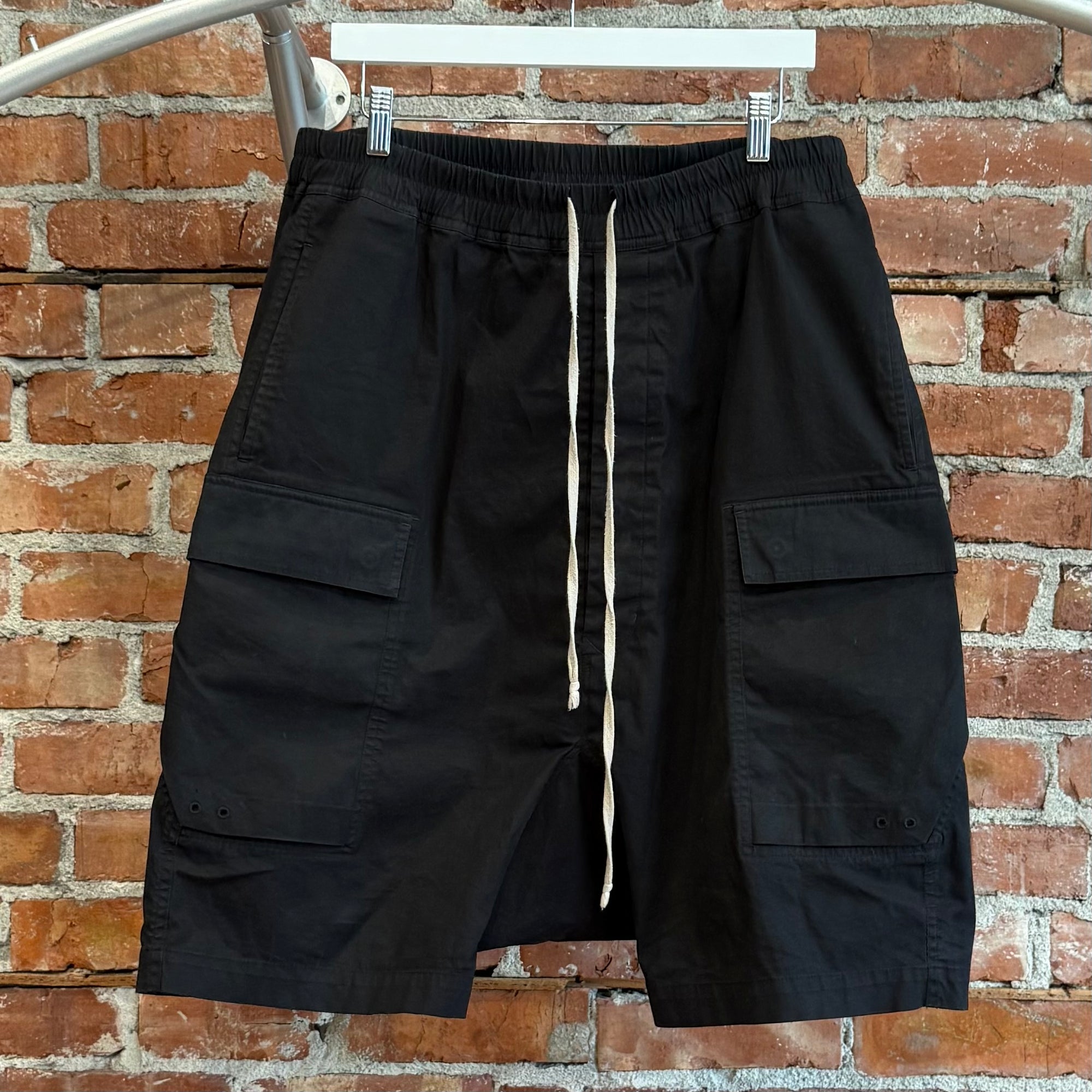 RICK OWENS FW18 SISYPHUS POD CARGO SHORTS ‘BLACK’