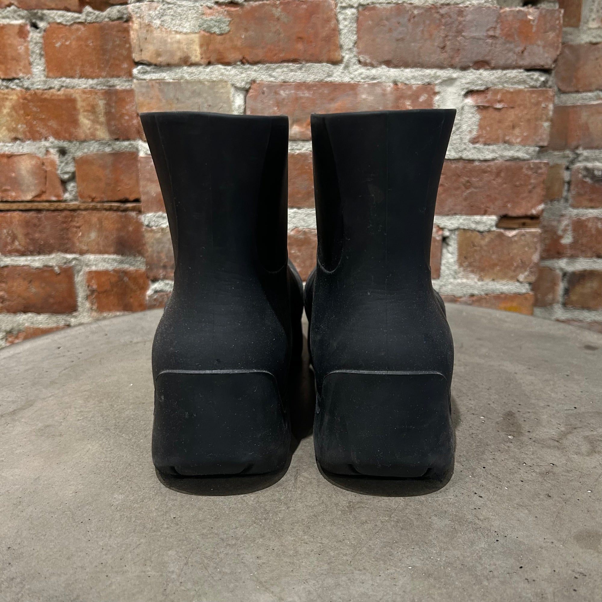 BOTTEGA VENETA PUDDLE BOOTS ‘BLACK’