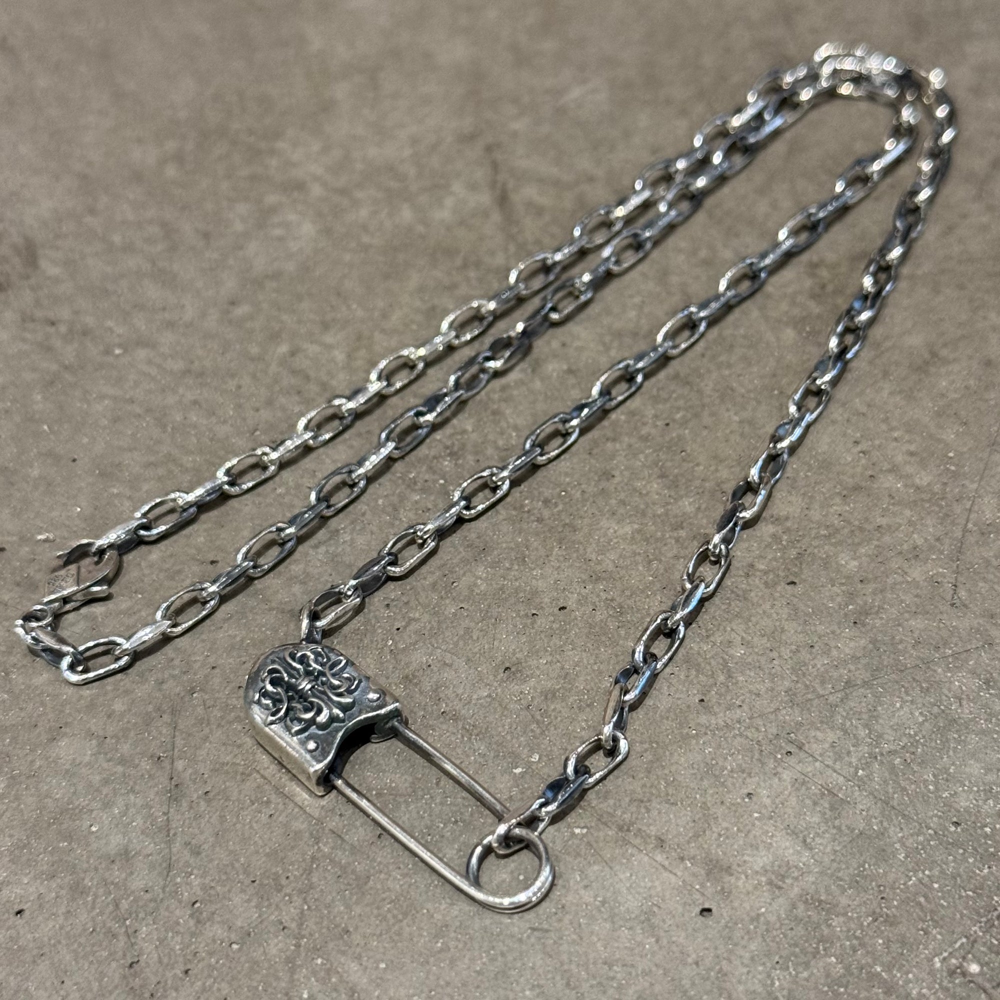 DEAL DESIGN SAFETY PIN NECKLACE ‘SILVER’