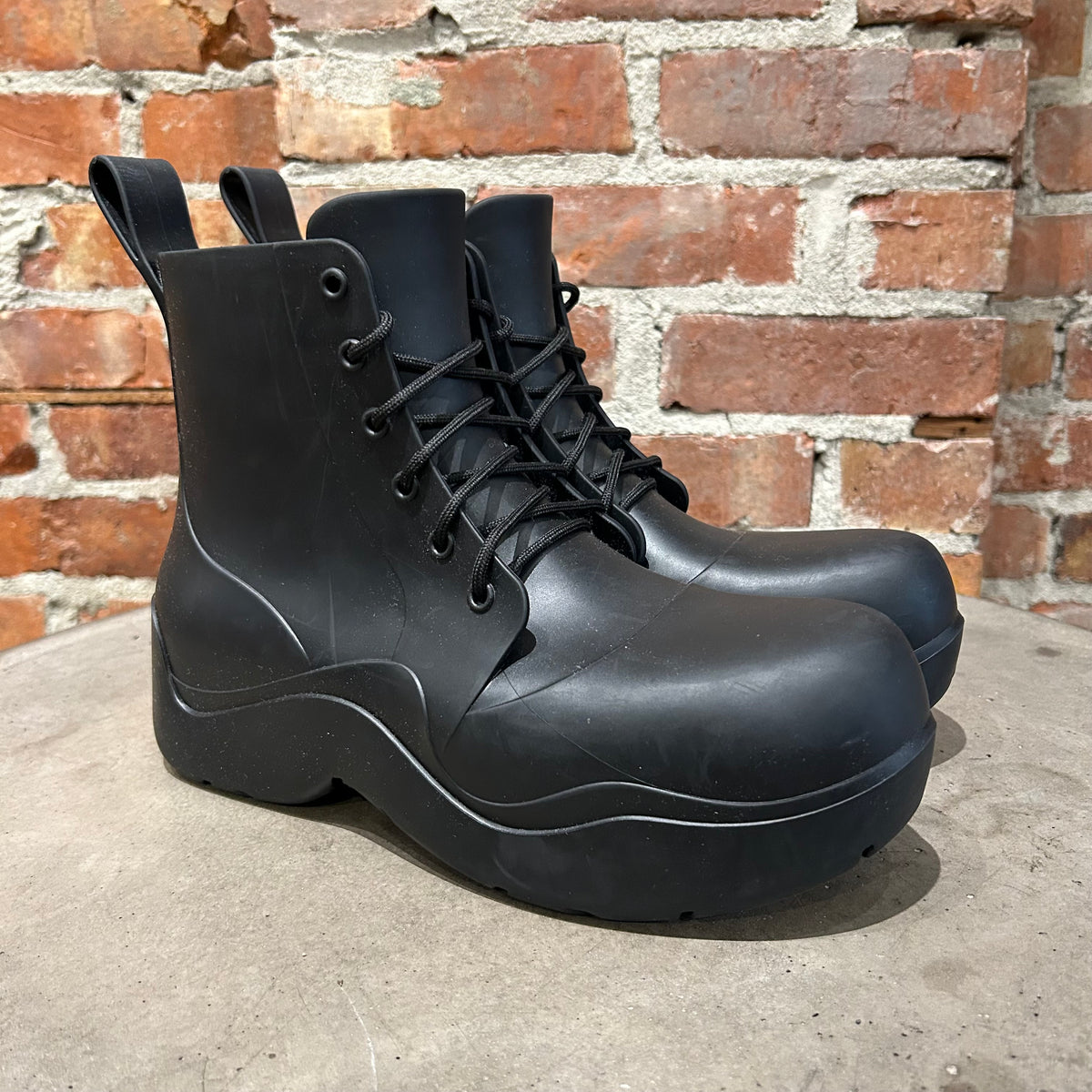 BOTTEGA VENETA LACED PUDDLE BOOTS ‘BLACK’