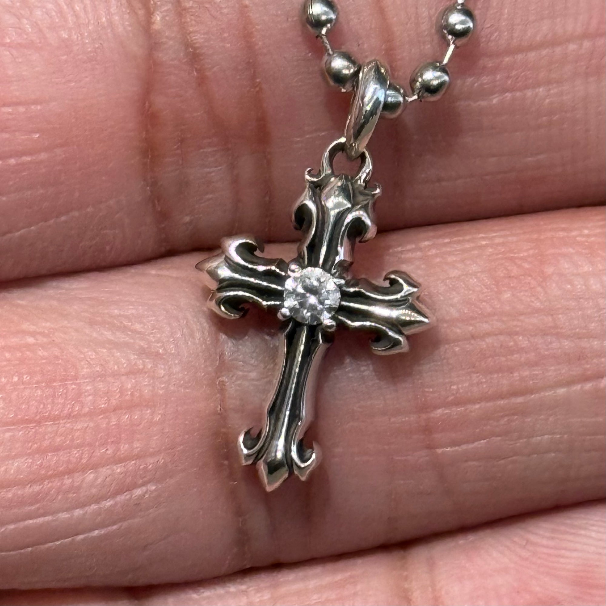 DEAL DESIGN OVERLAP CROSS NECKLACE ‘SILVER’