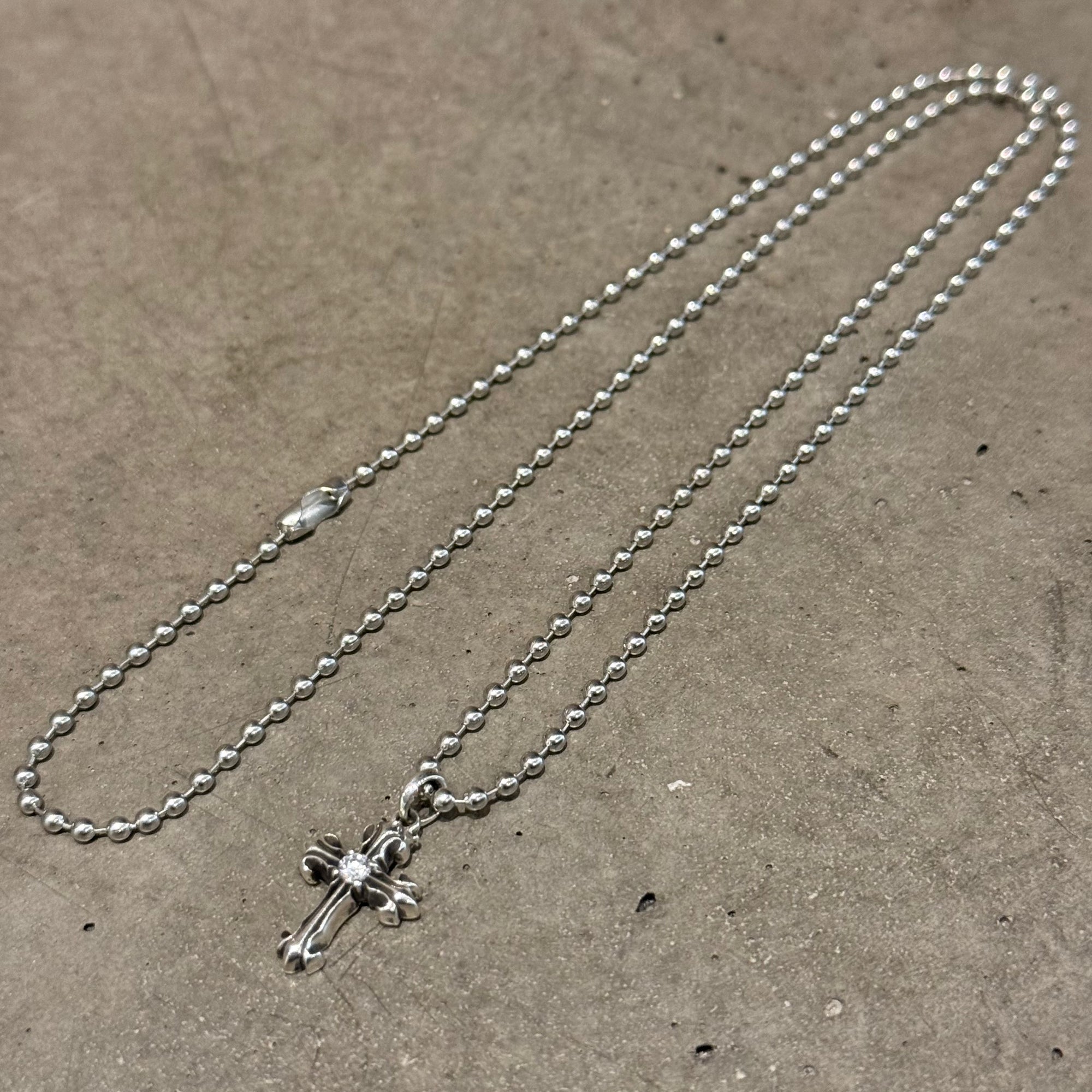 DEAL DESIGN OVERLAP CROSS NECKLACE ‘SILVER’