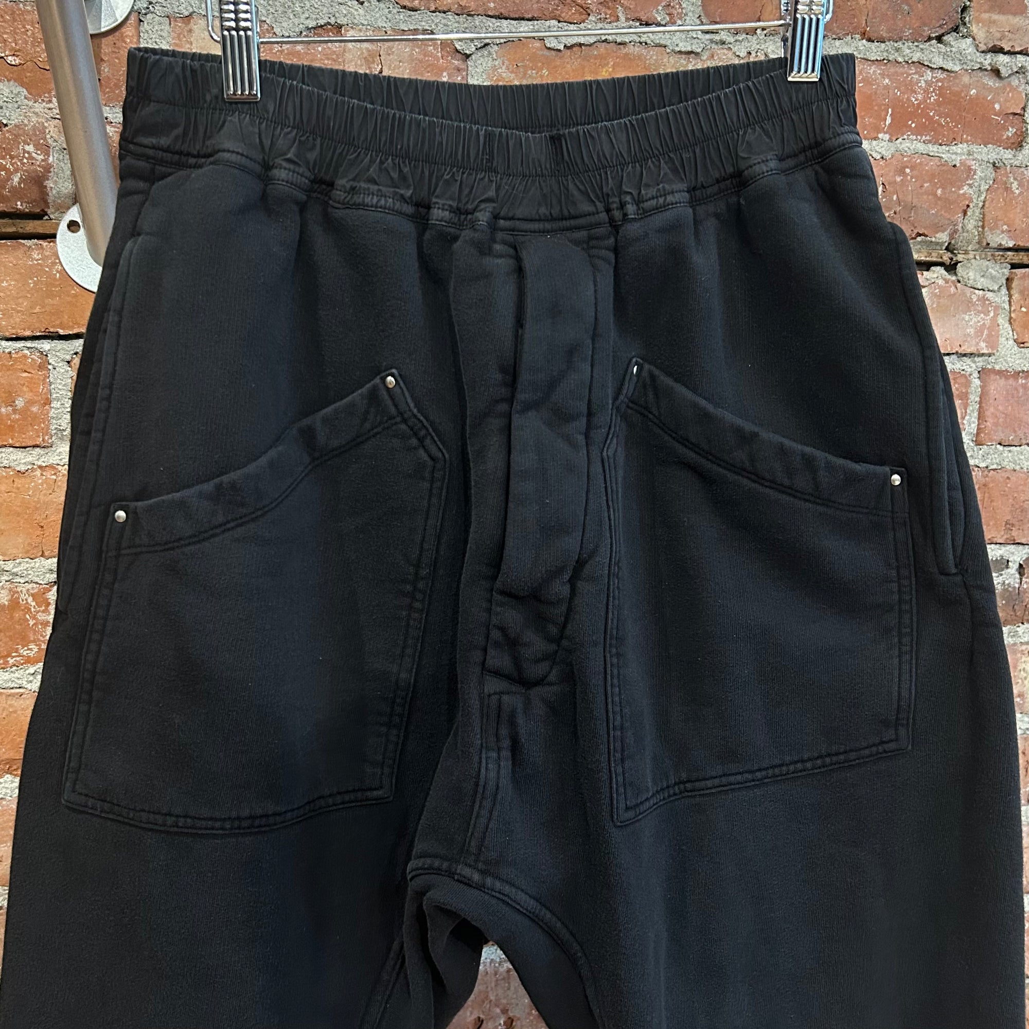 RICK OWENS DRKSDHW CROPPED SWEATPANTS ‘BLACK’