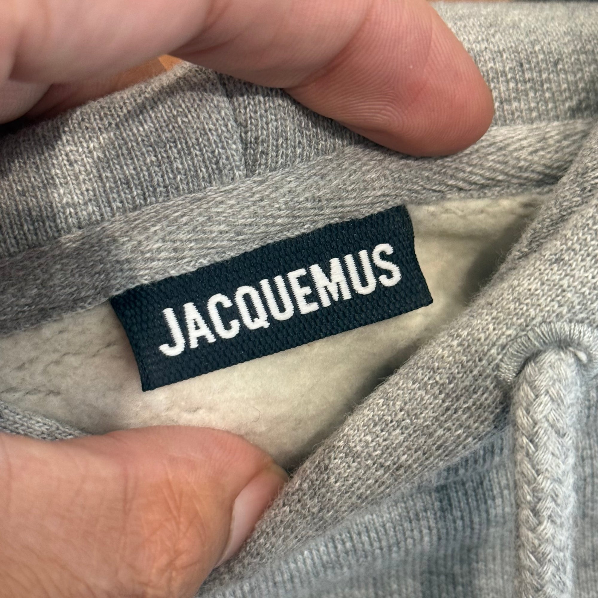JACQUEMUS EMBROIDERED SCRIPT LOGO HOODIE ‘GREY’