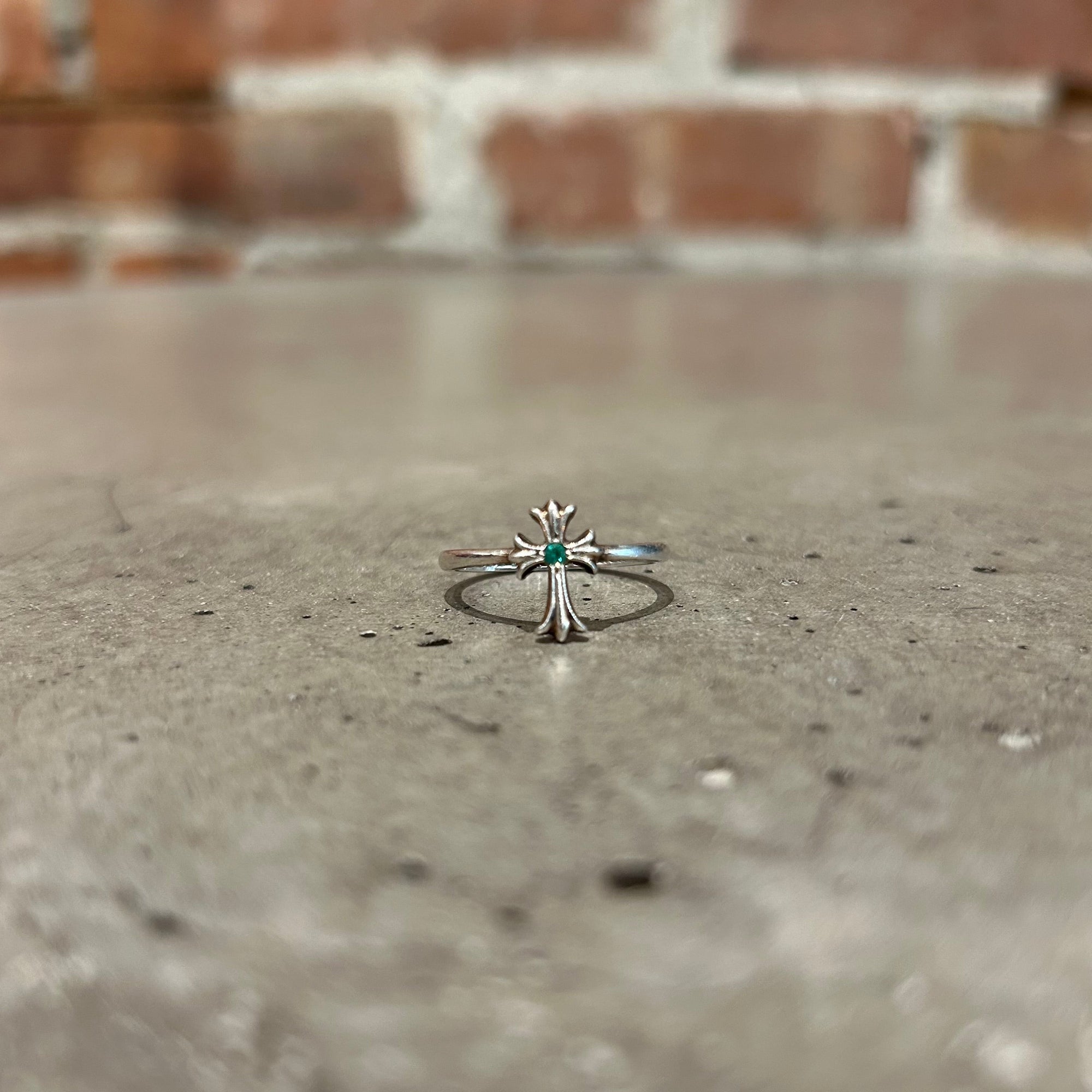 CHROME HEARTS EMERALD CROSS BUBBLEGUM RING 'SILVER'