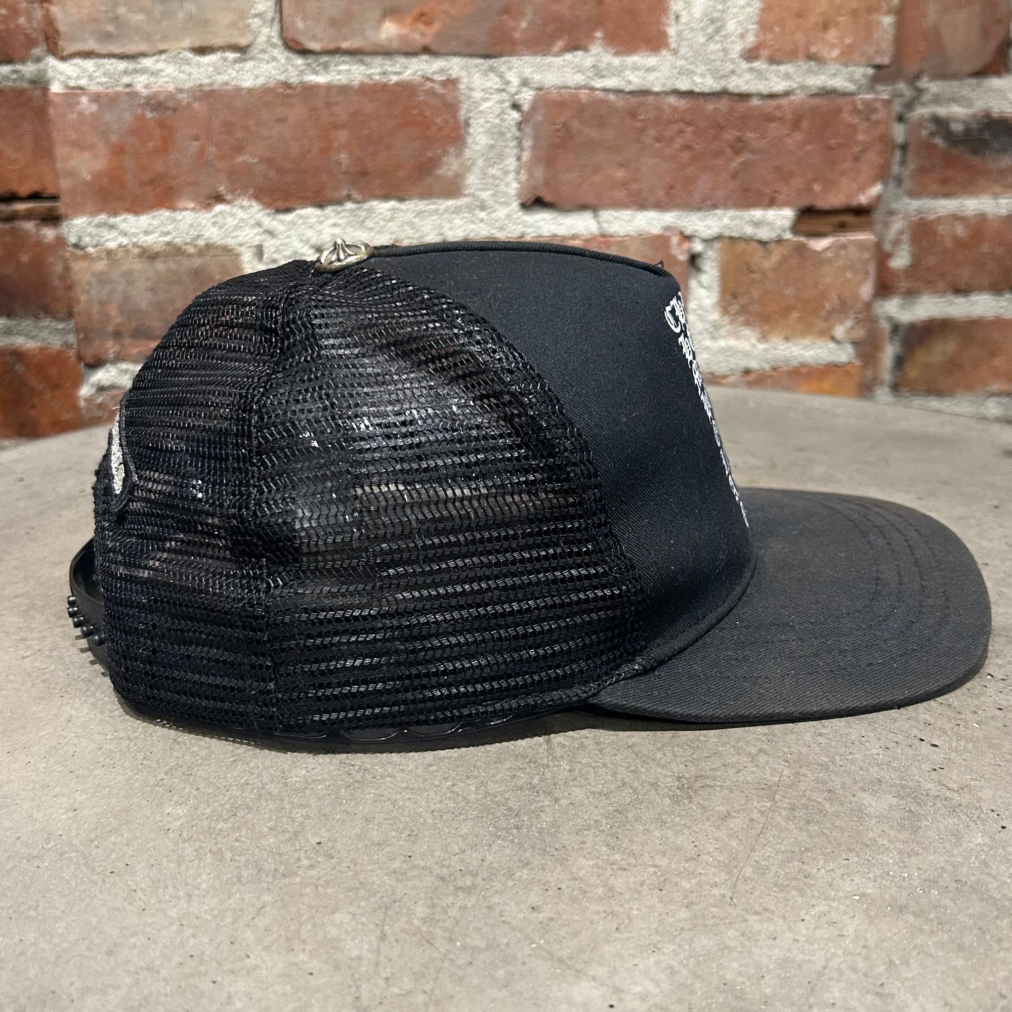 CHROME HEARTS EYE CHART TRUCKER ‘BLACK’