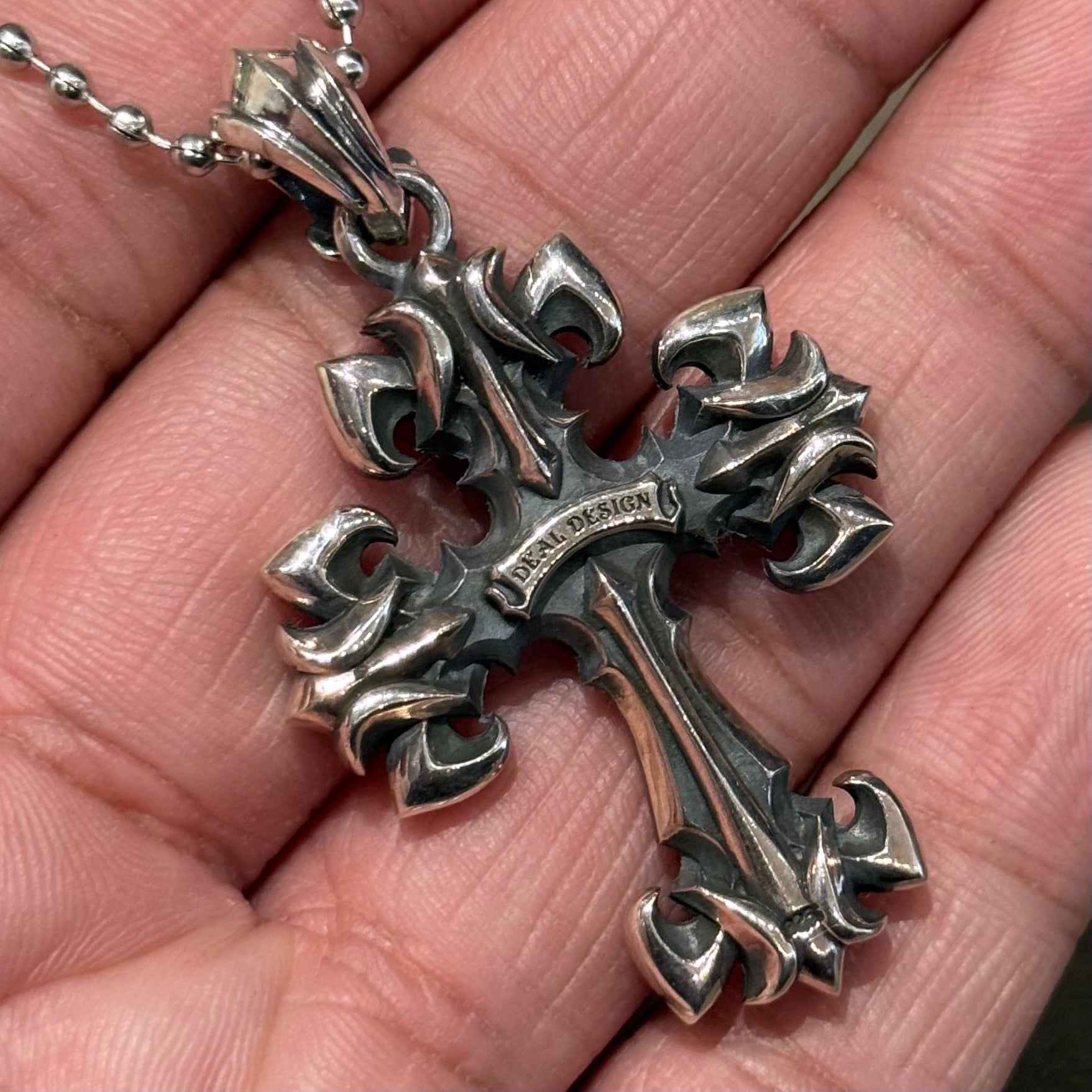 DEAL DESIGN GL CROSS MED NECKLACE ‘SILVER’