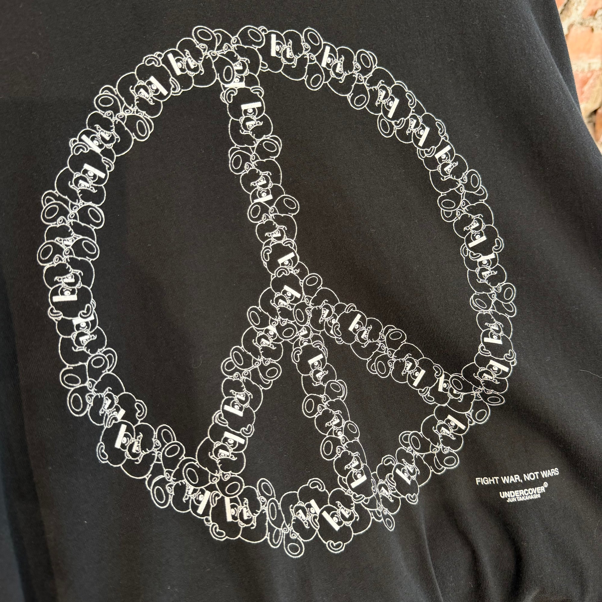 UNDERCOVER FIGHT WAR NOT WARS TEE ‘BLACK’
