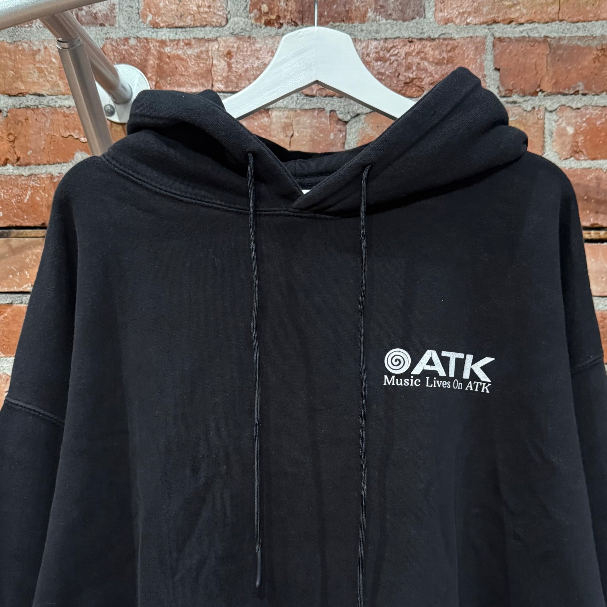 GALLERY DEPT. MUSIC LIVES ON ATK HOODIE ‘BLACK’