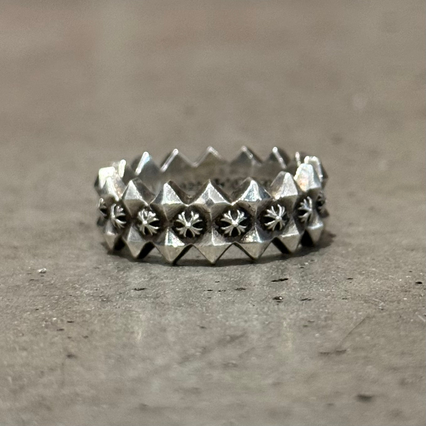 CHROME HEARTS PYRAMID PLUS BAND RING ‘SILVER’