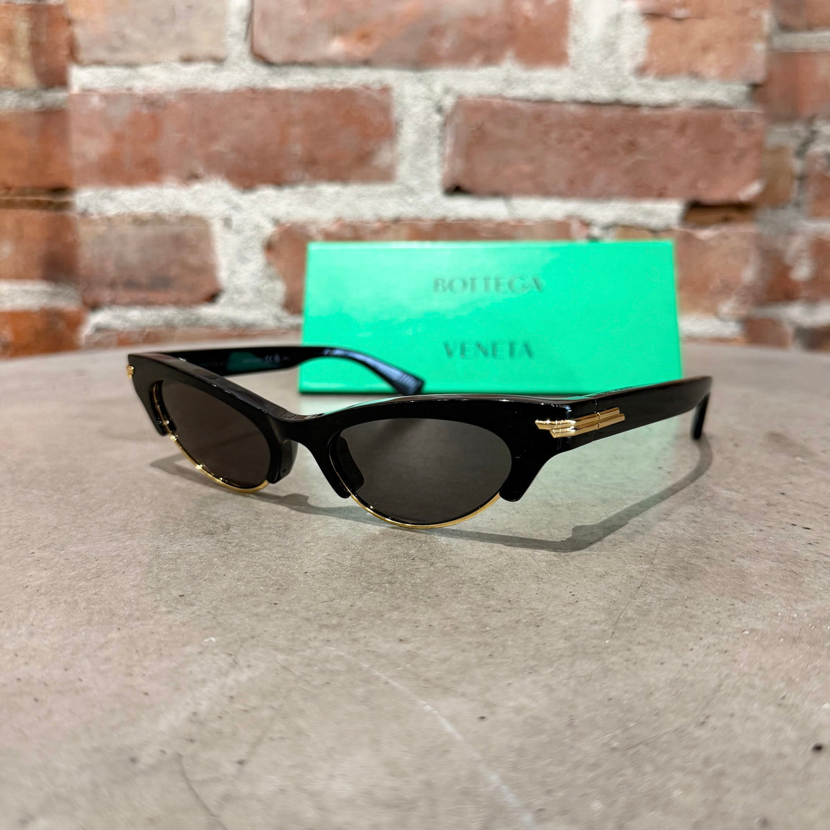 BOTTEGA VENETA BV1431S CAT-EYE SUNGLASSES ‘BLACK’