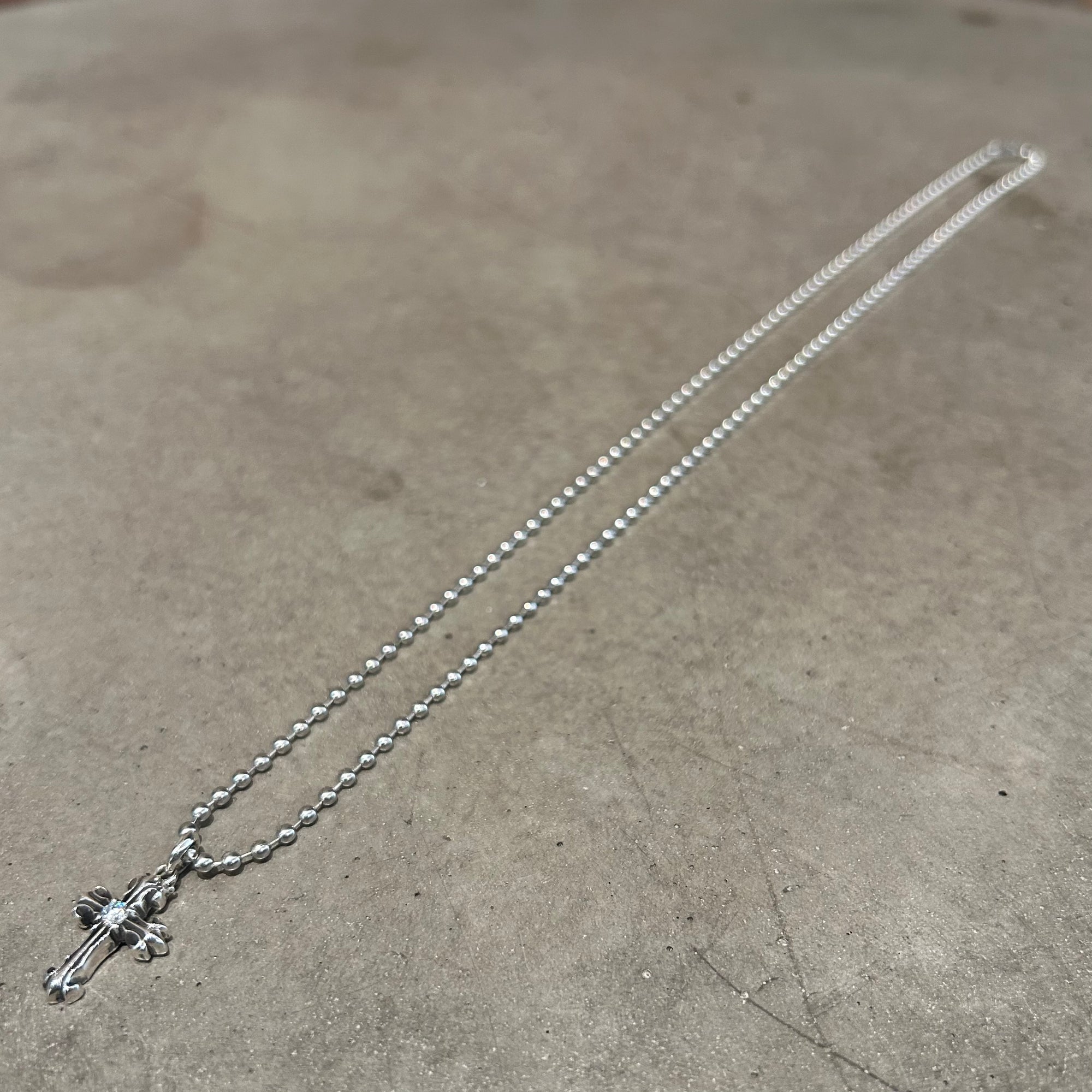 DEAL DESIGN OVERLAP CROSS NECKLACE ‘SILVER’