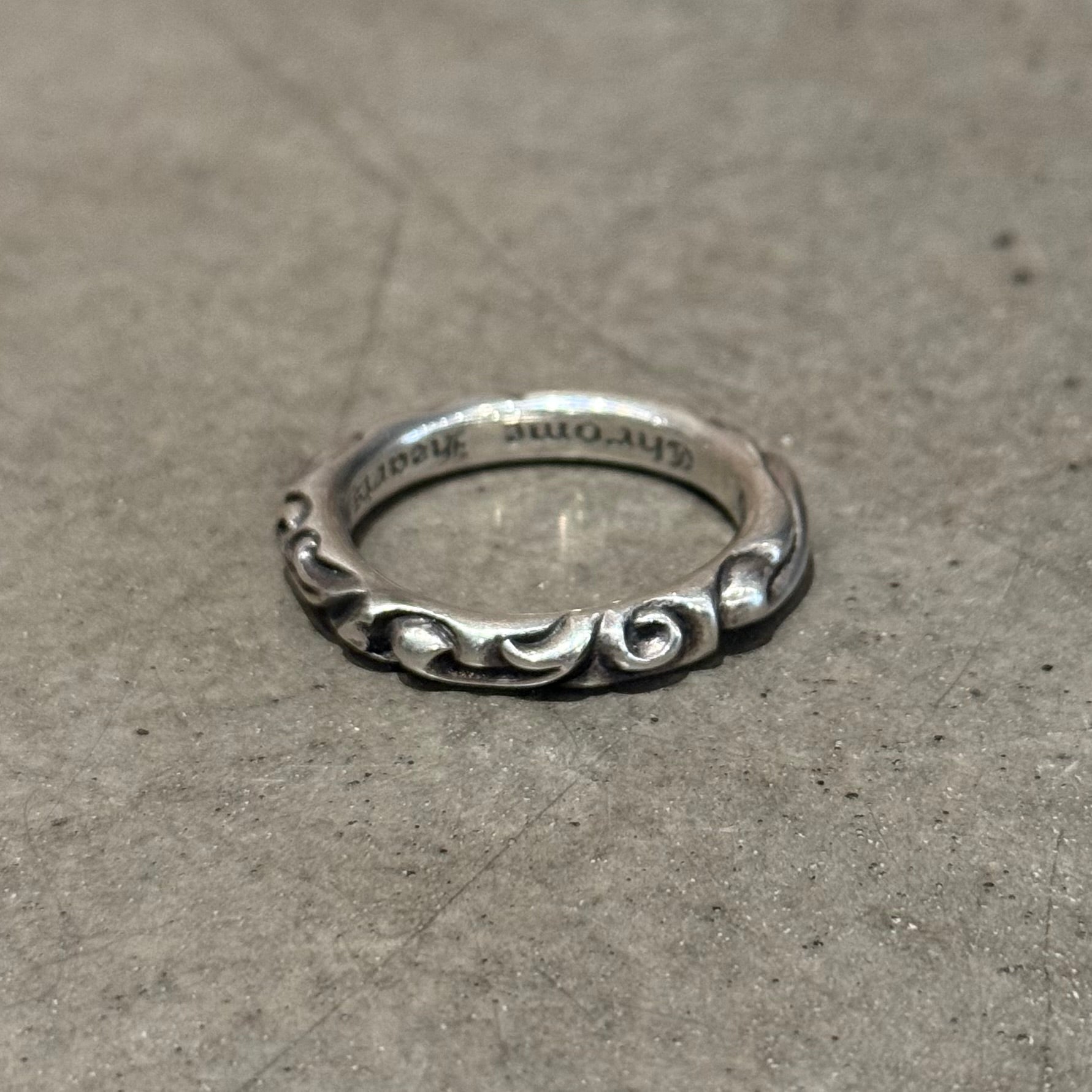 CHROME HEARTS SCROLL BAND RING ‘SILVER’
